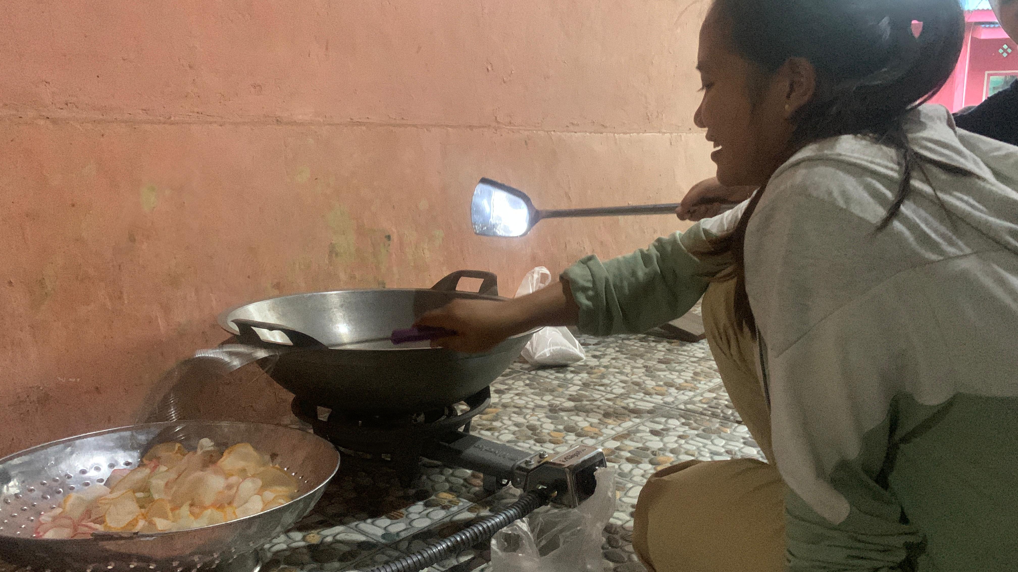 Goreng kerupuk untuk lontong di Rt 22