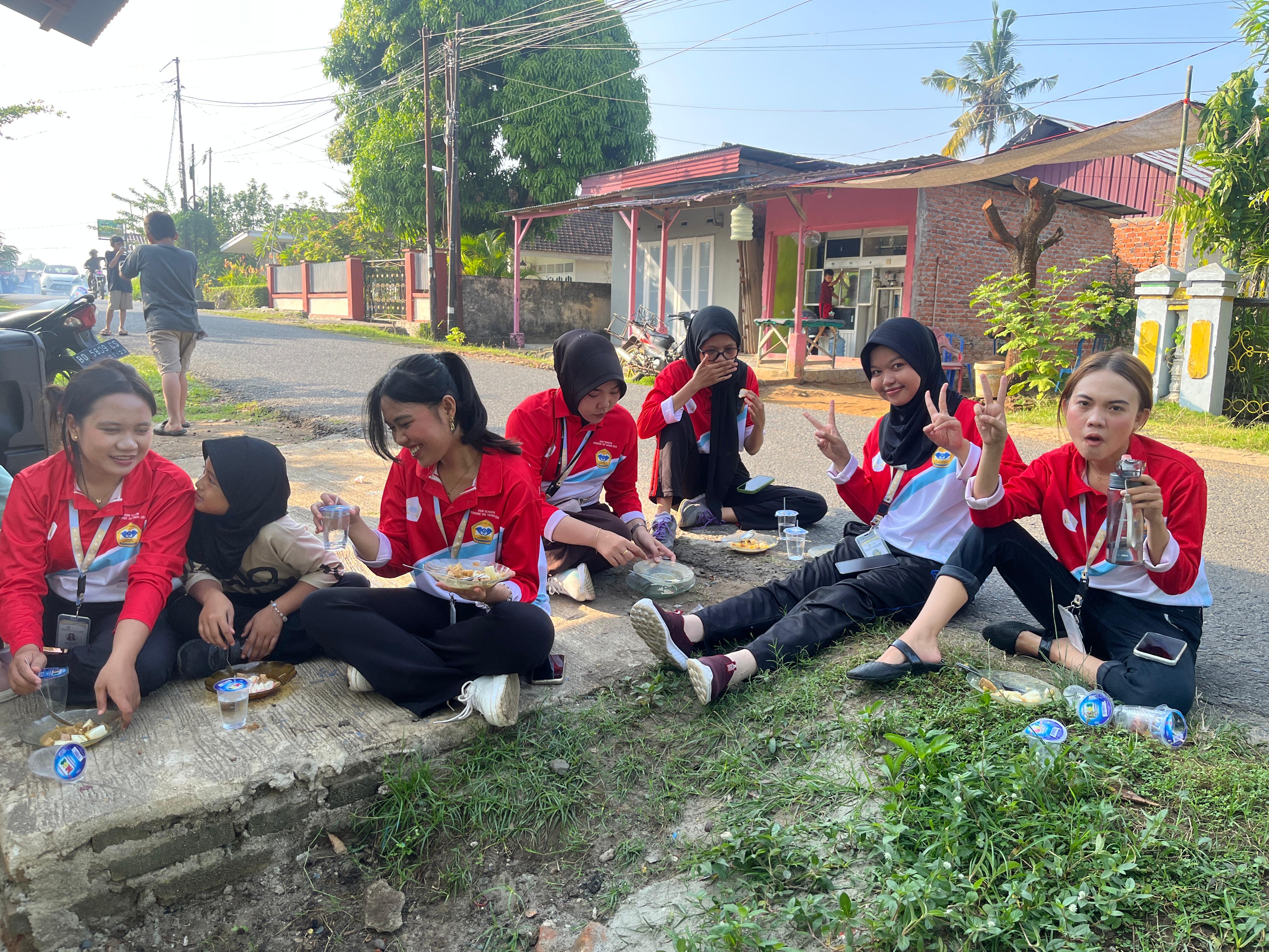 Makan bersama dengan warga RT 22 