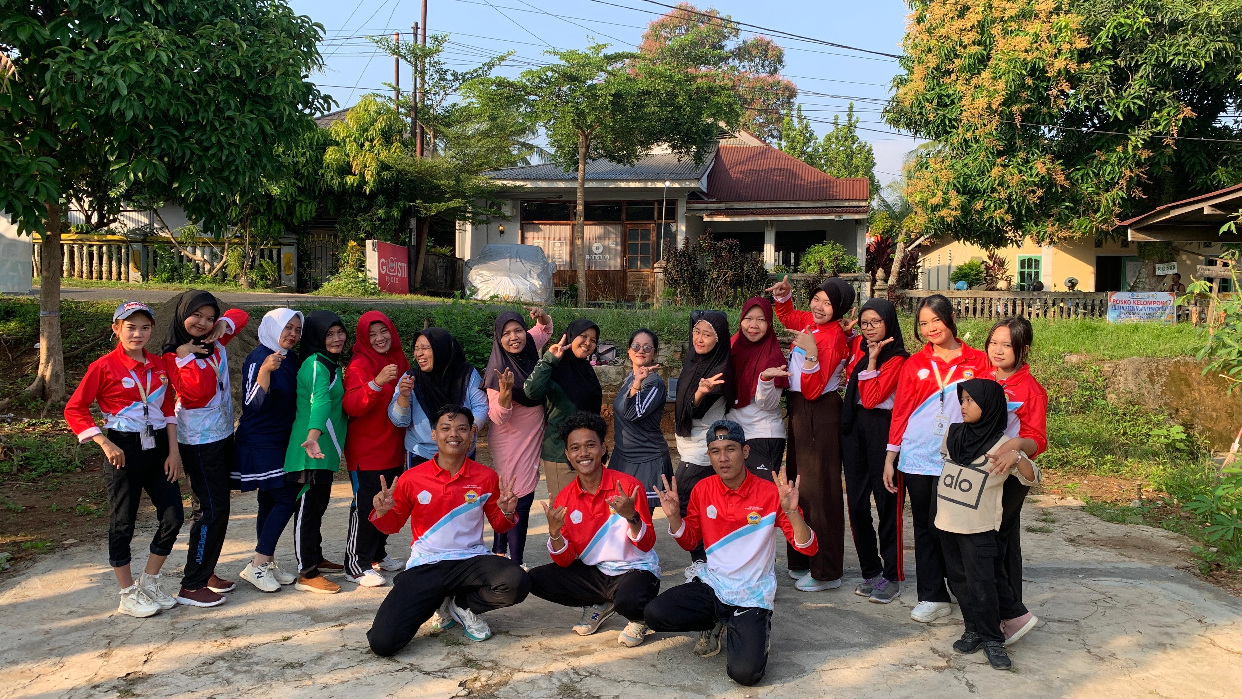Foto bersama ibu ibu RT 22 setelah senam bersama