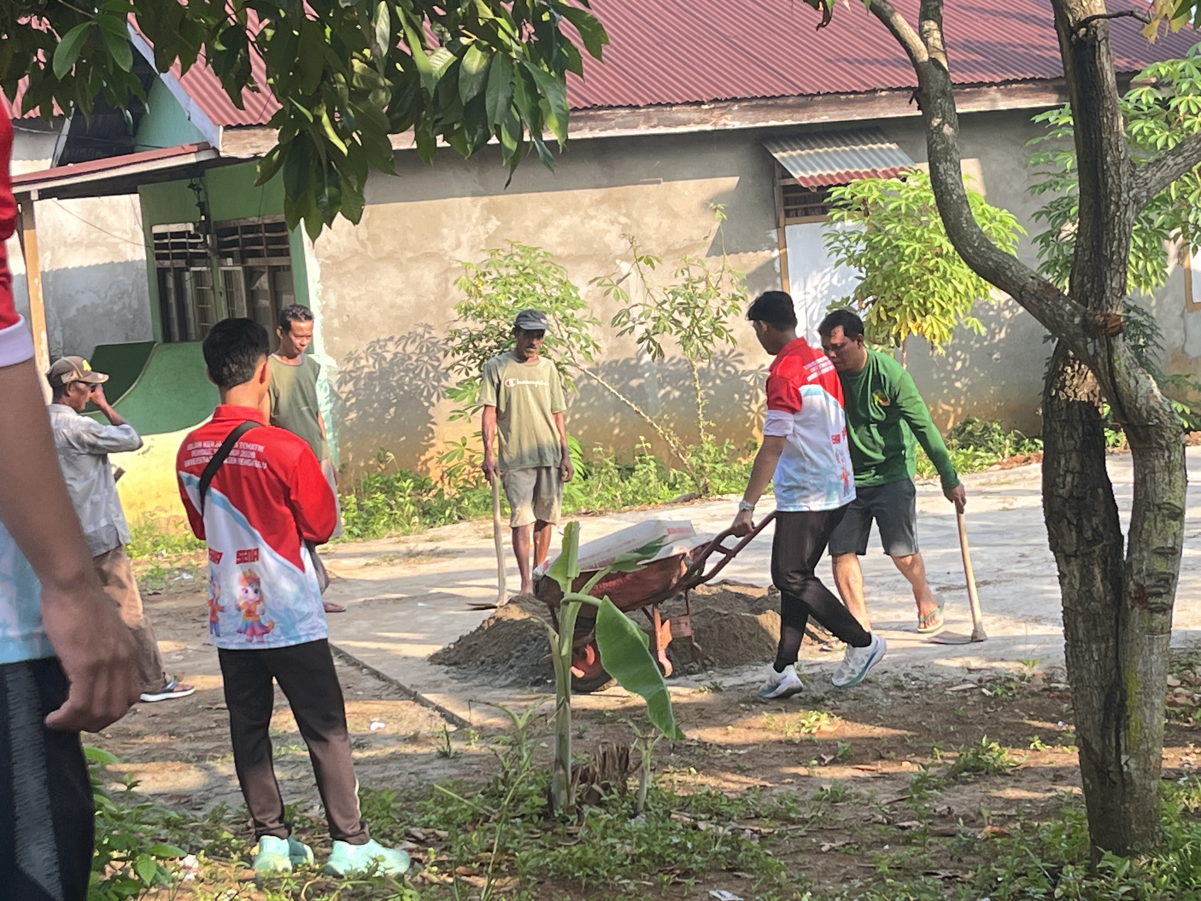 Gotong  royong pembuatan lapangan di RT 22