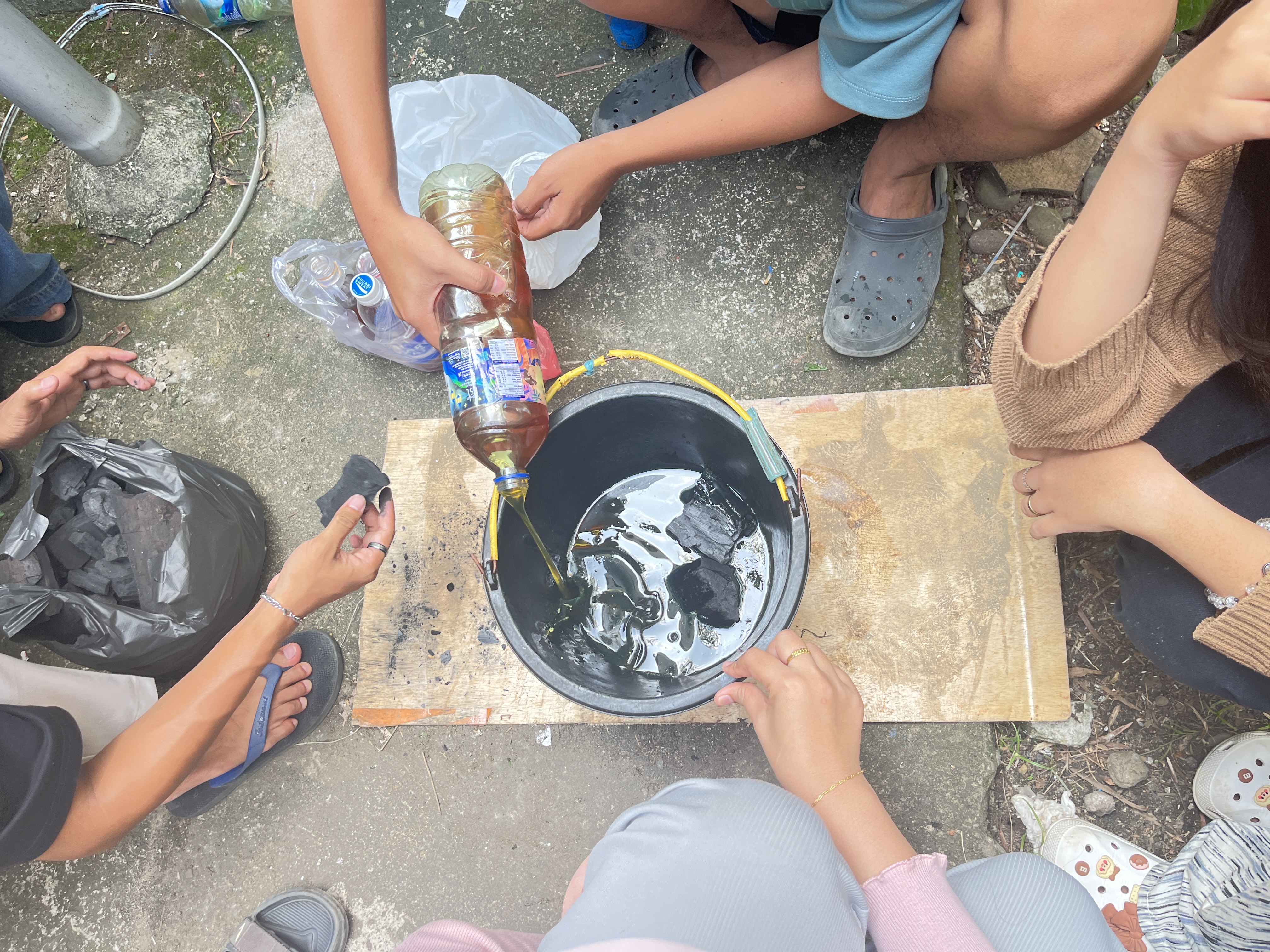 Merendam minyak jelantah dengan arang untuk pembuatan lilin aromaterapi 