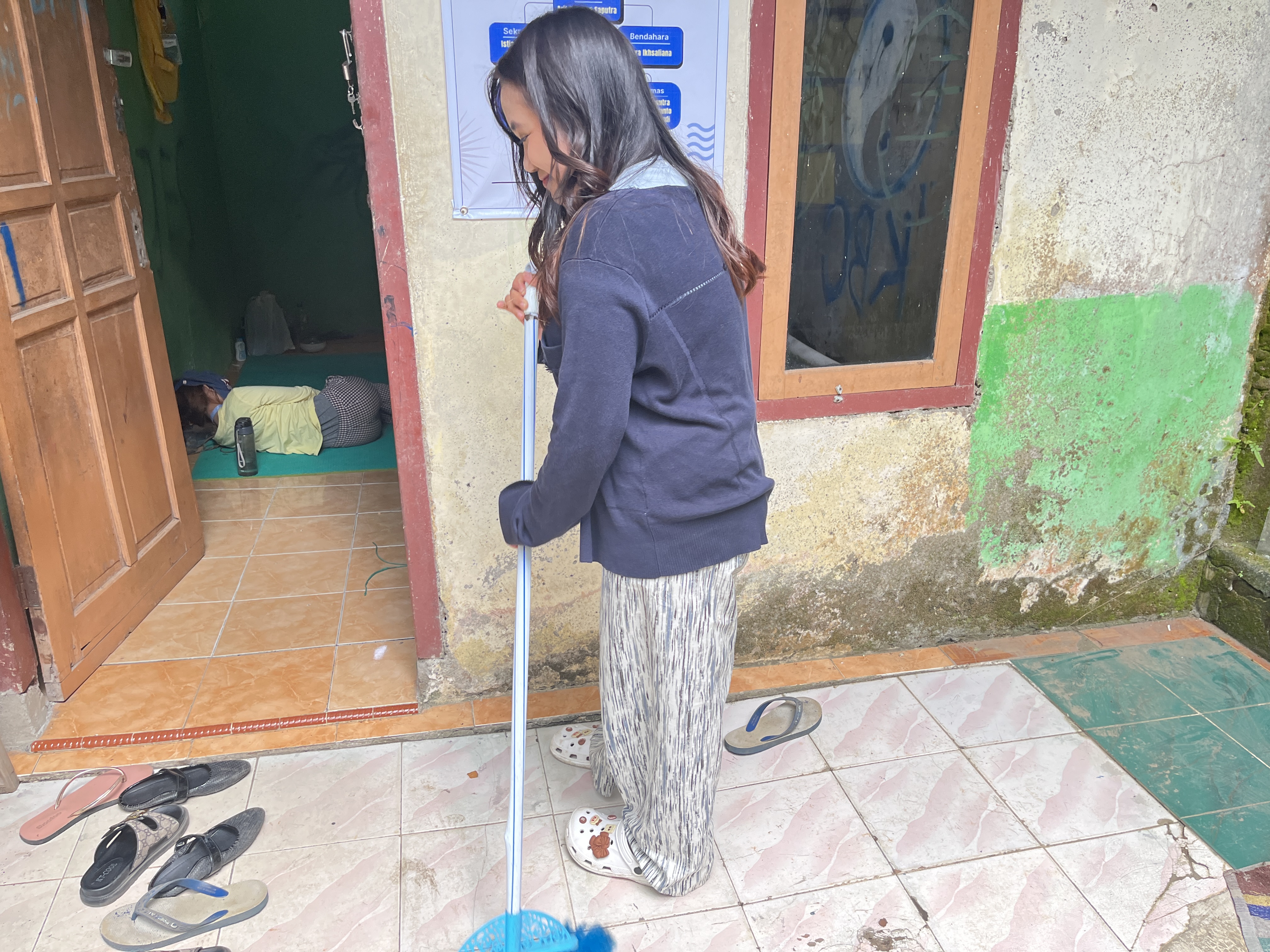 Piket bersihkan posko kkn kelompok 17