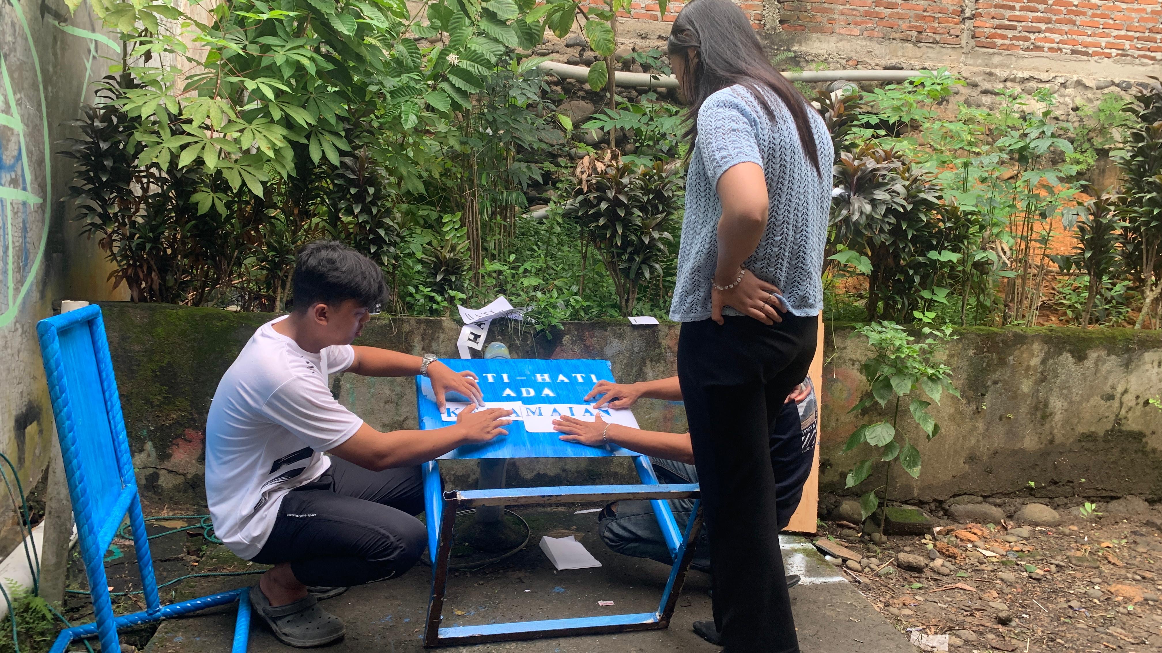 Pengecatan plang peringatan 