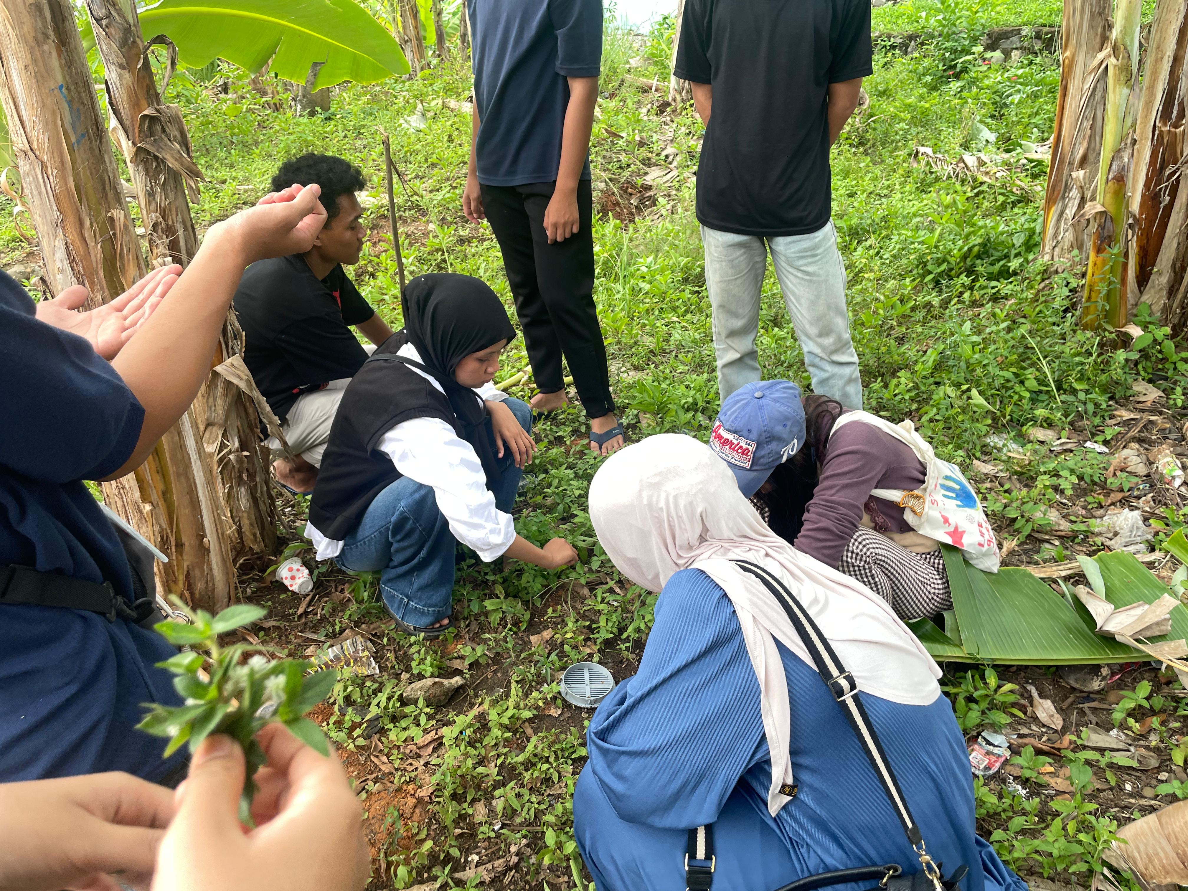 Pengecekan Kompos dari lobang biopori