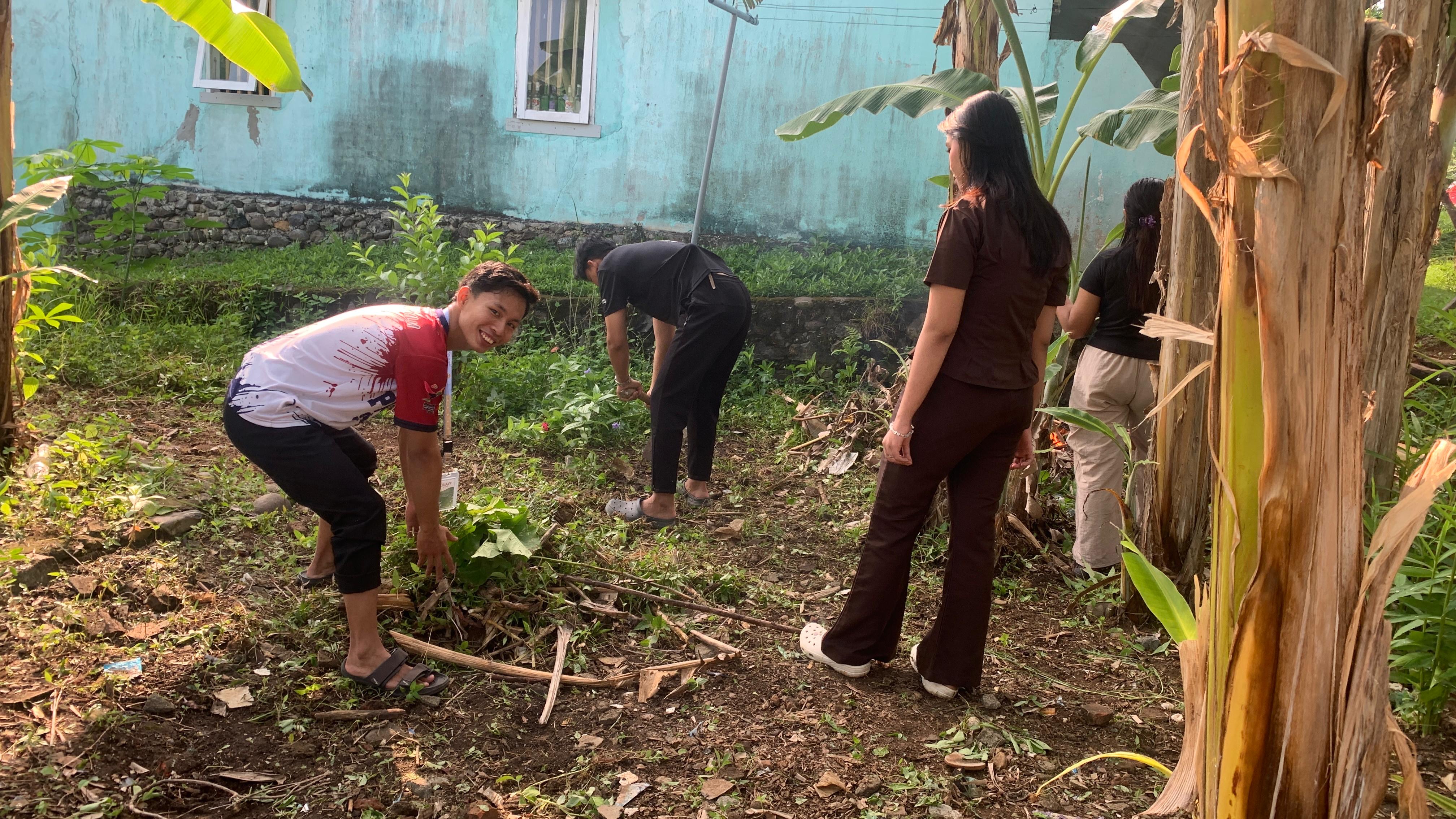 Gotong royong bersihkan area lapangan hari ke 2
