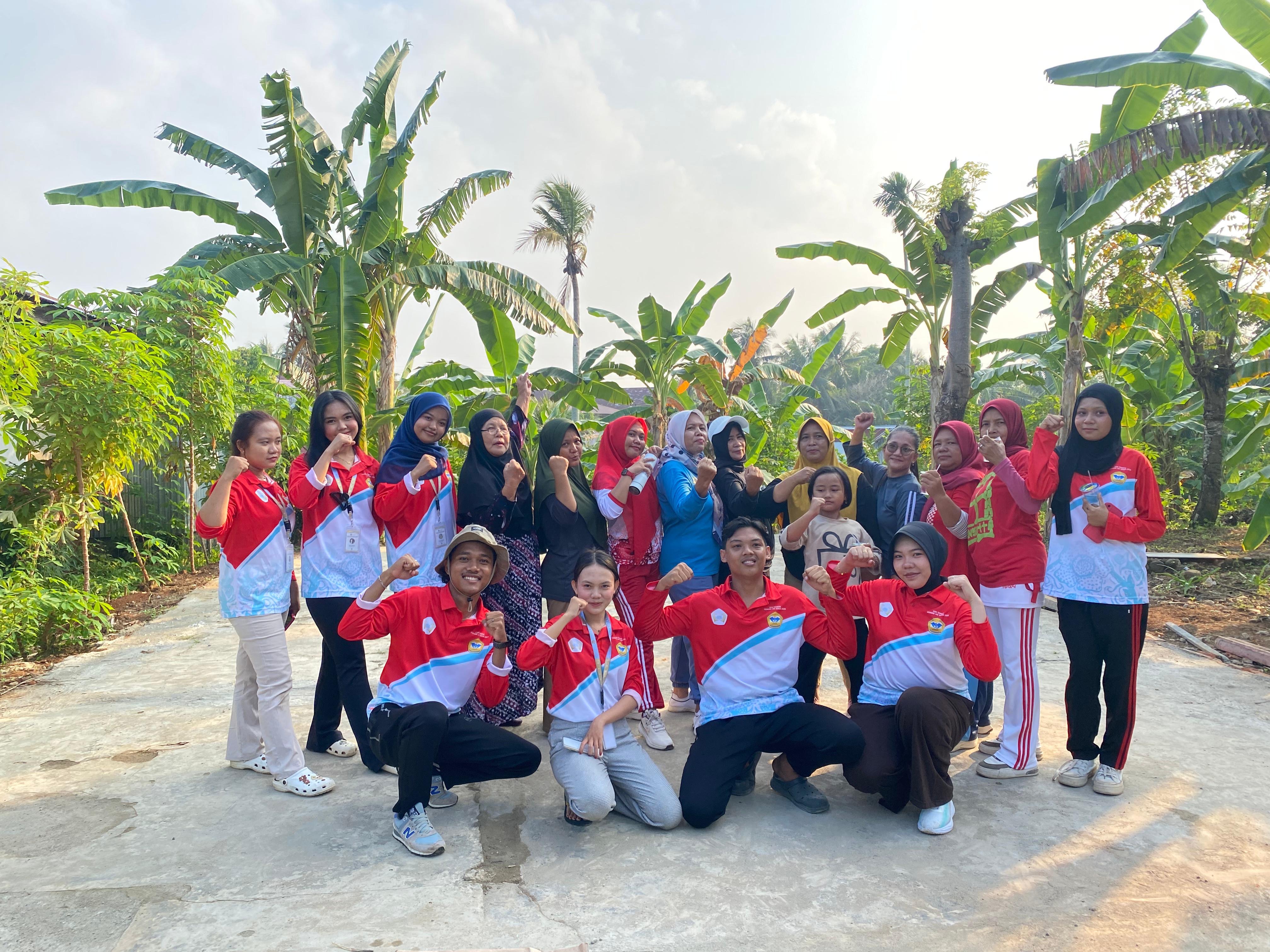 Foto bersama ibu-ibu sesudah senam bersama 