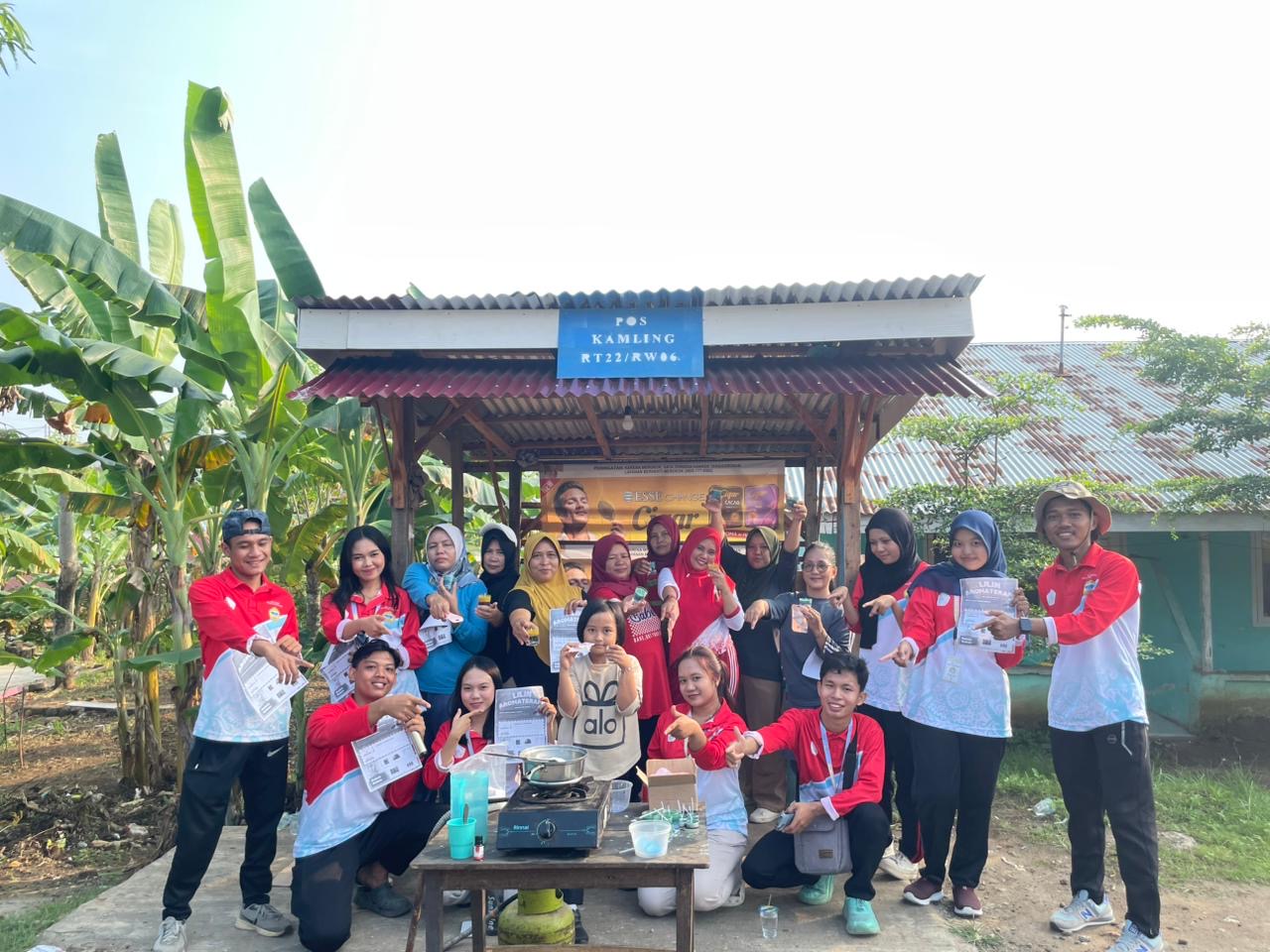 Foto bersama ibu-ibu selesai sosialisasi proker di RT 22