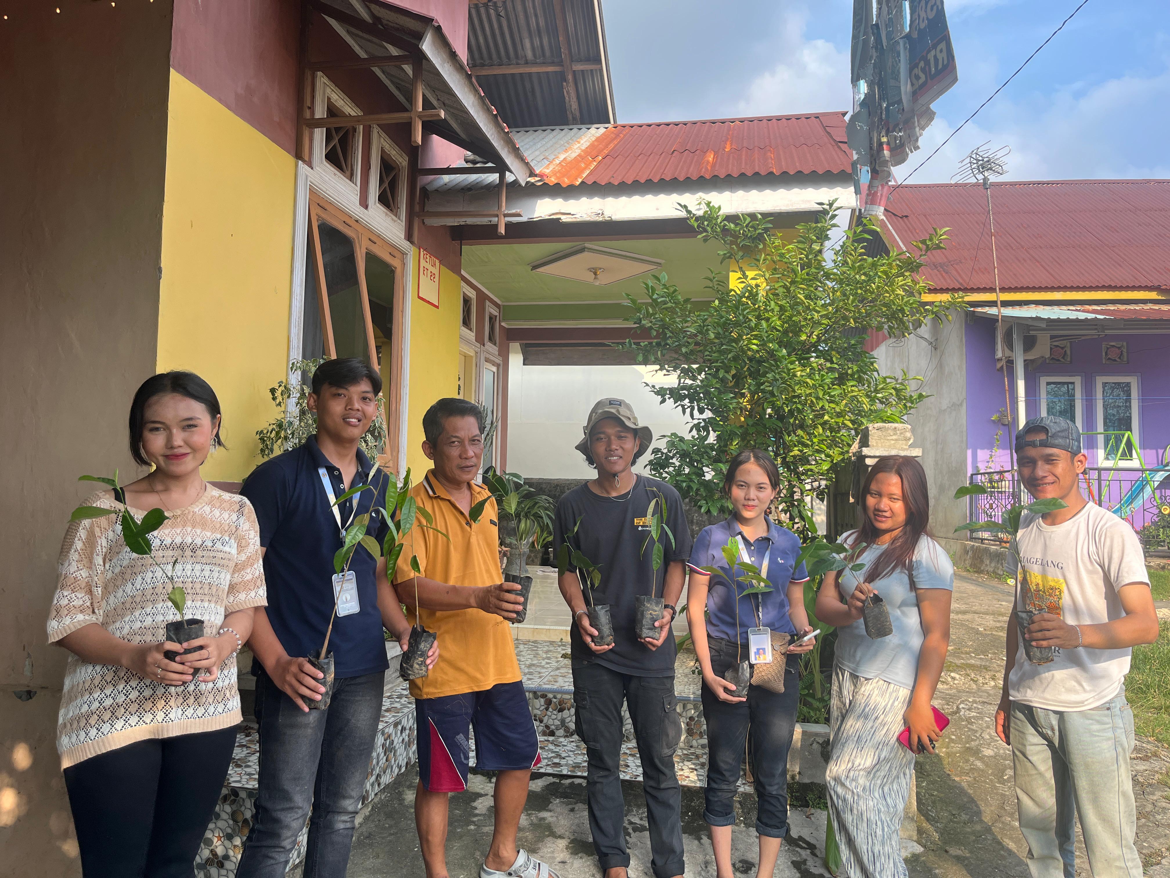 Penyerahan bibit ke pak RT 22