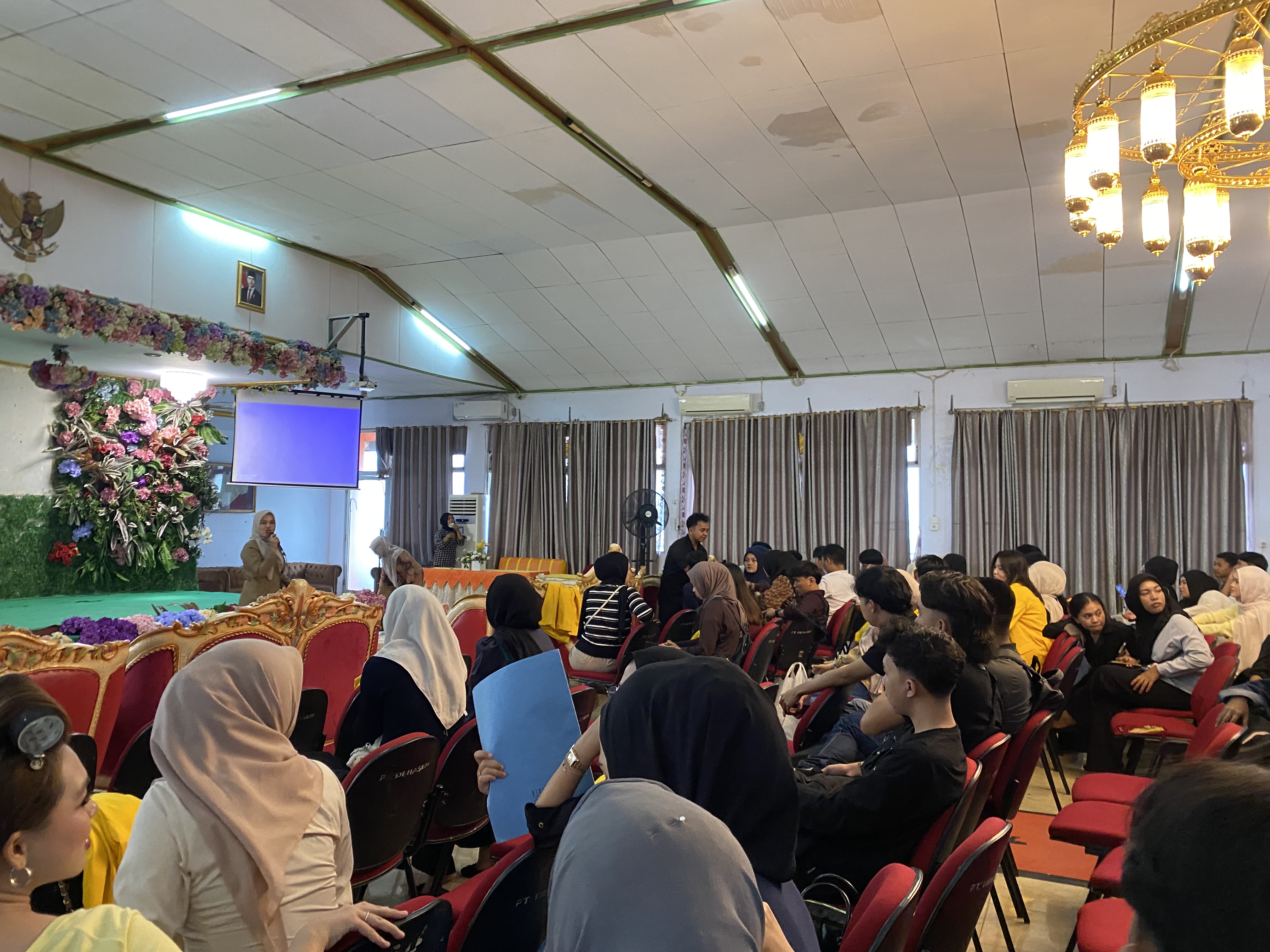 Mengikuti gladi bersih acara pembukaan KKN-T Universitas Dehasen Bengkulu.