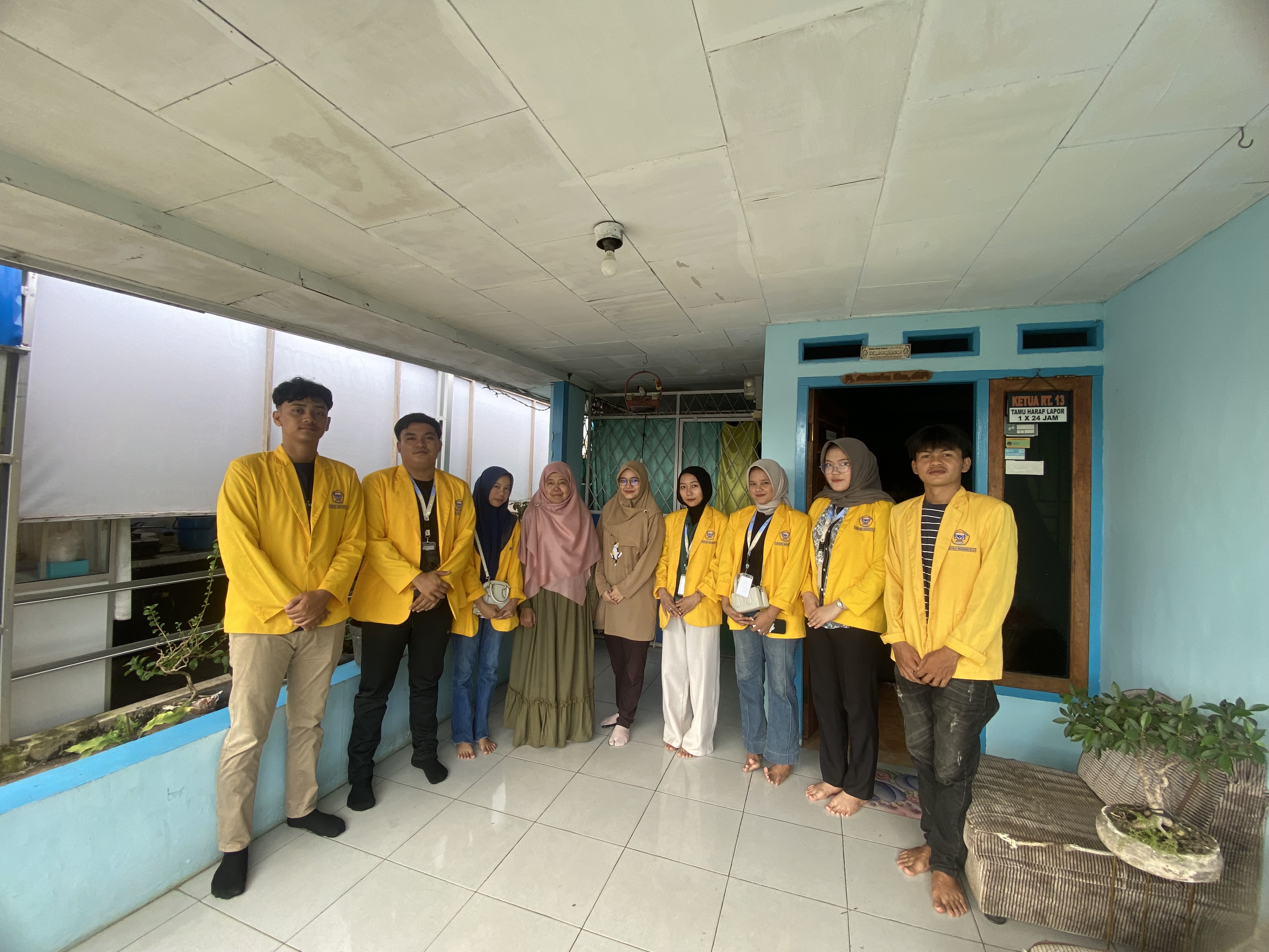 Foto bersama mahasiswa Kelompok 13 KKN-T UNIVED dengan ibu DPL dan Ketua RT 13 Sawah Lebar Baru di kediaman beliau setelah melakukan silaturahmi dan koordinasi