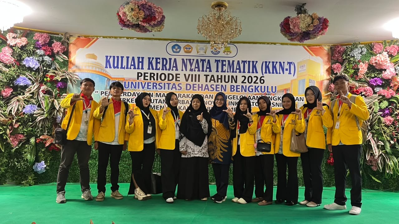 Foto bersama ketua RT 13 diacara pembukaan KKN-T UNIVED 2026