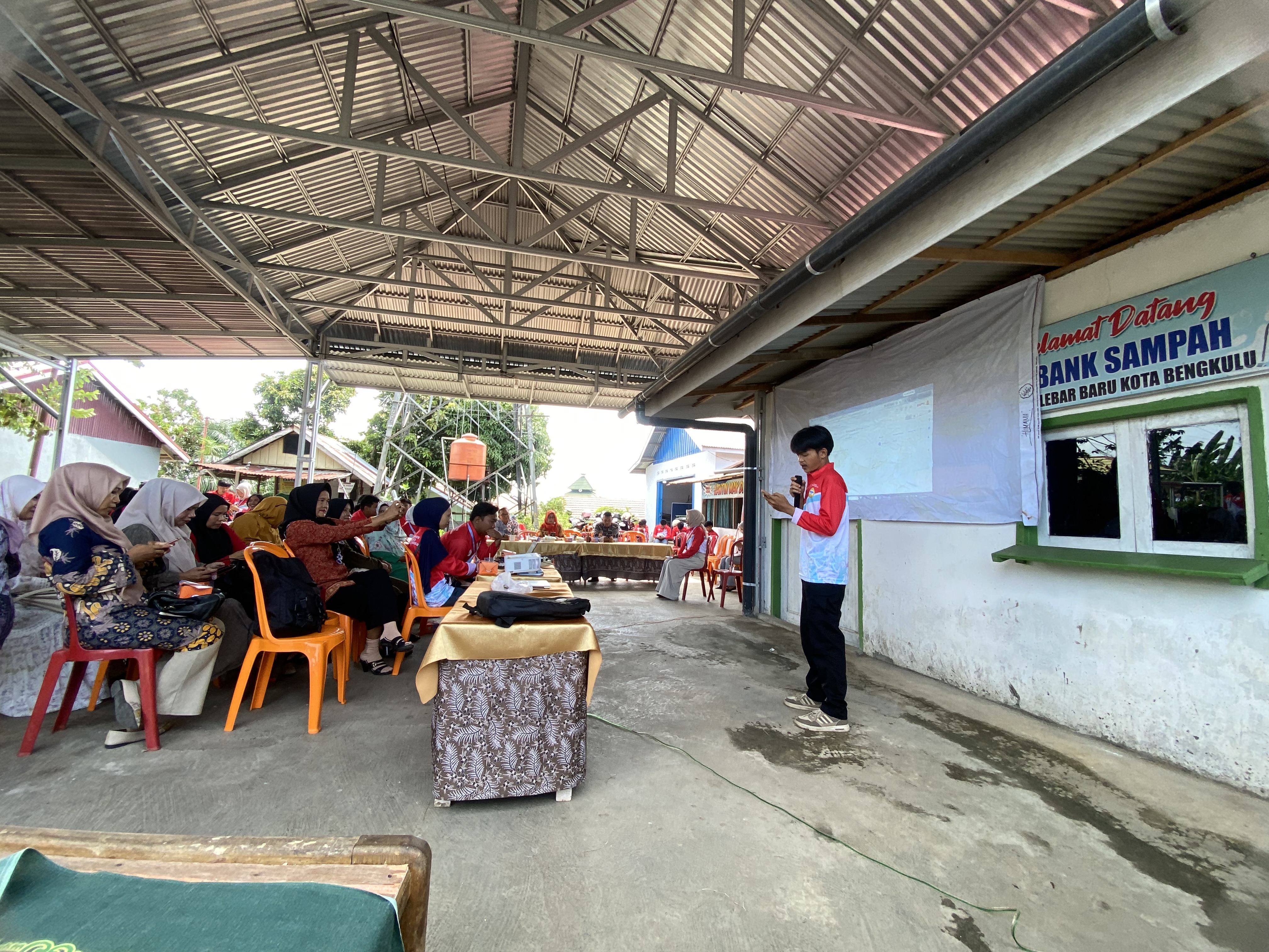 Mendengar penyampaian program kerja dari kelompok 13 KKN-T Periode Vlll