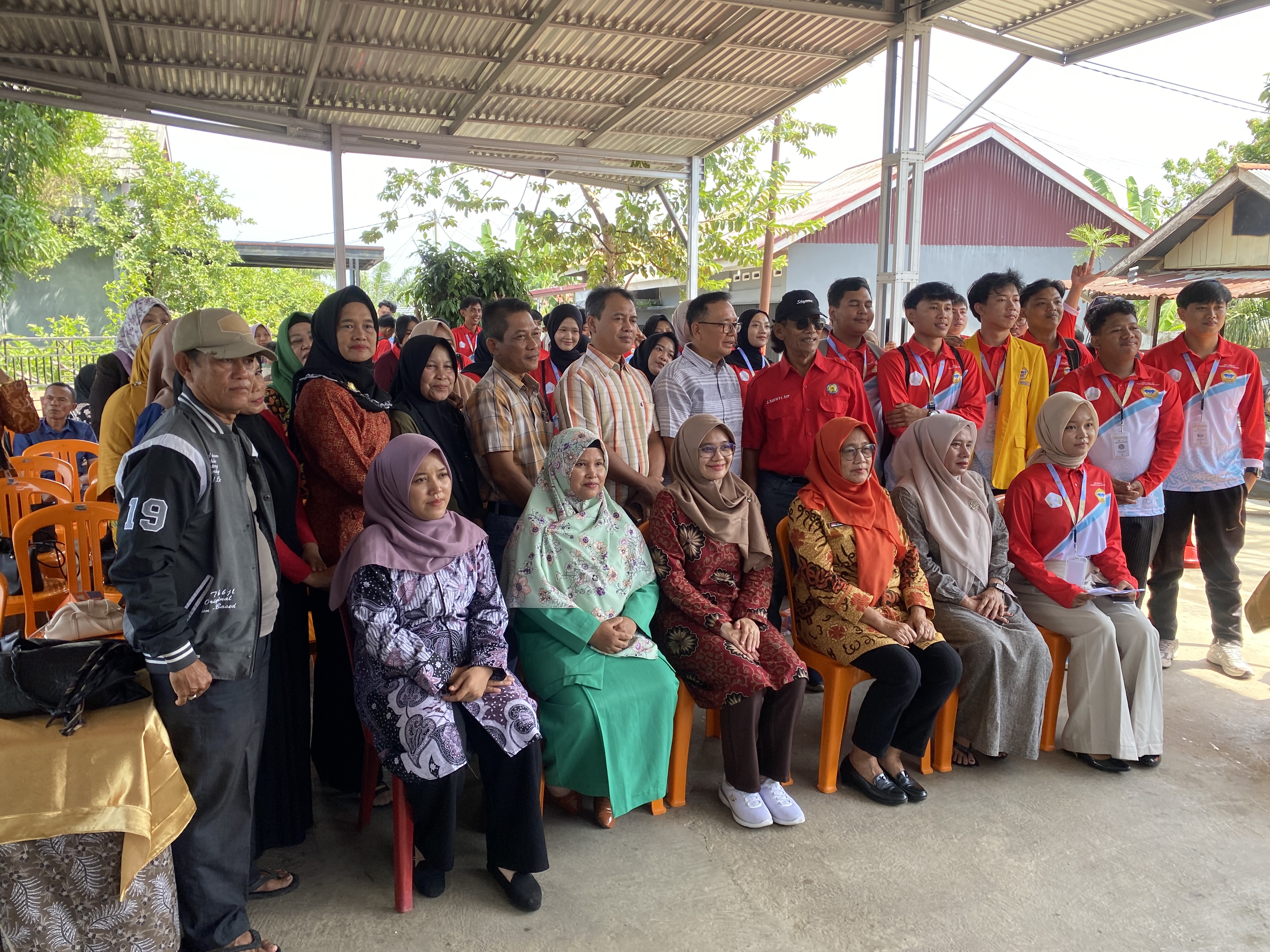 Foto bersama Lurah, Semua RT,DPL dan semua mahasiswa KKN-T periode Vlll UNIVED 2026