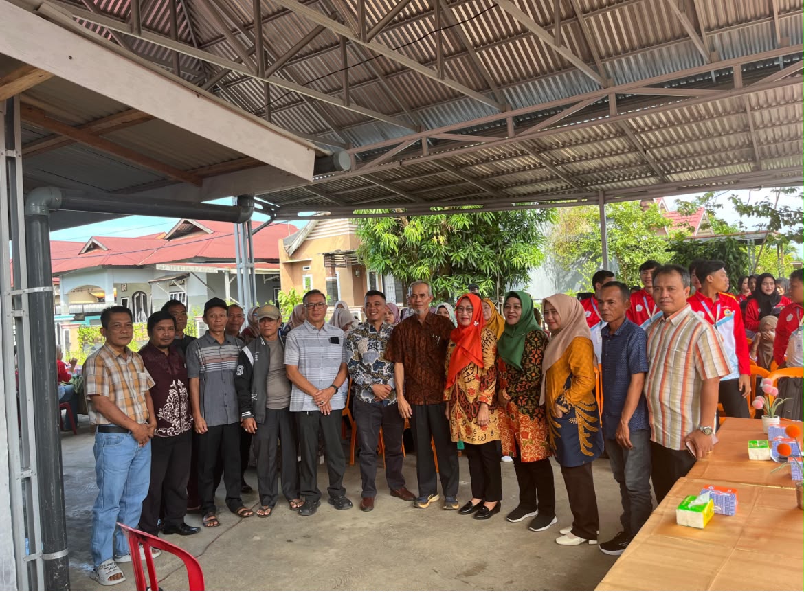 Foto bersama Lurah, ketua RT dan DPL sesudah kegiatan FGD