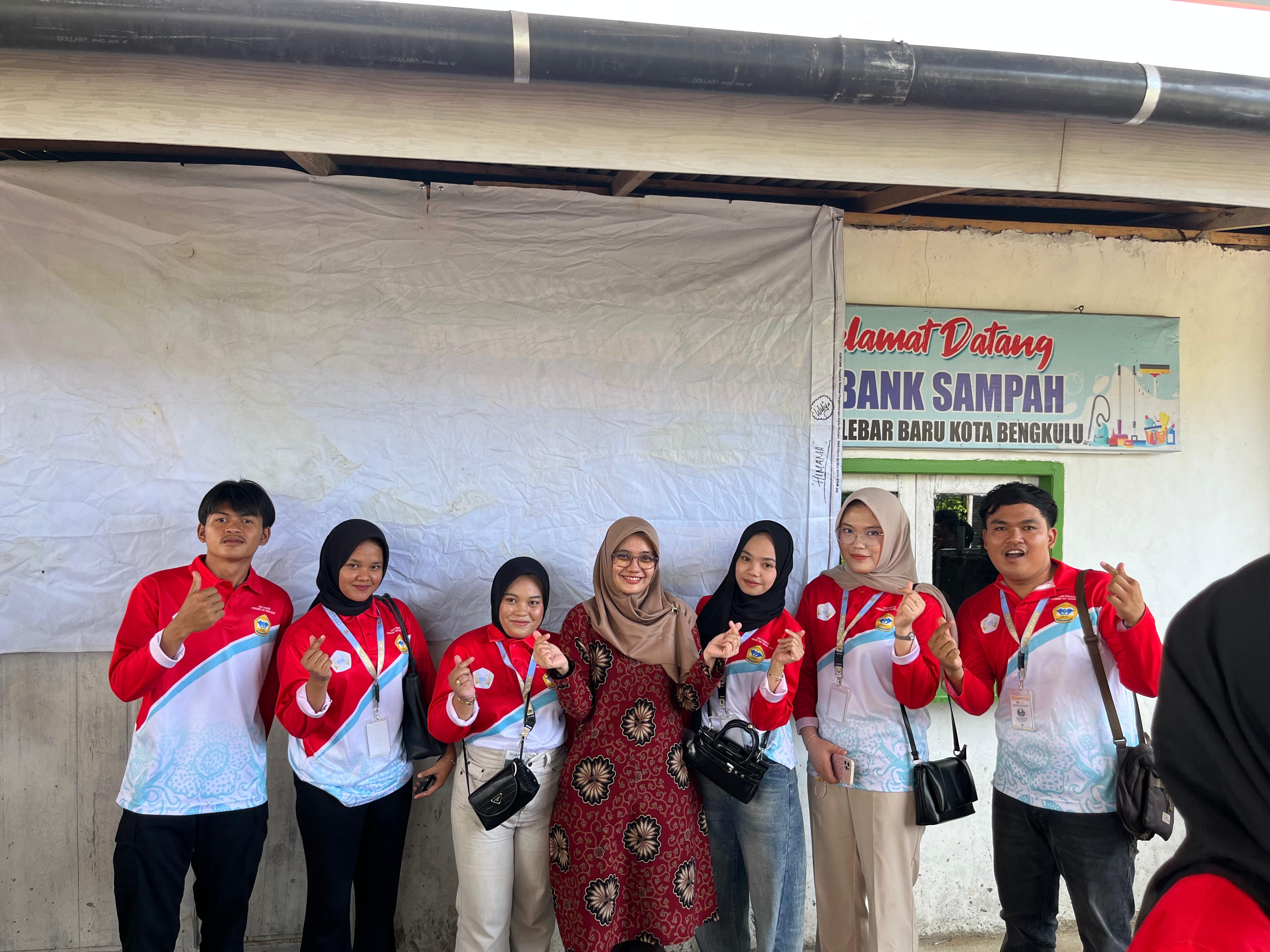 Foto kelompok 13 bersama DPL sesudah acara FGD
