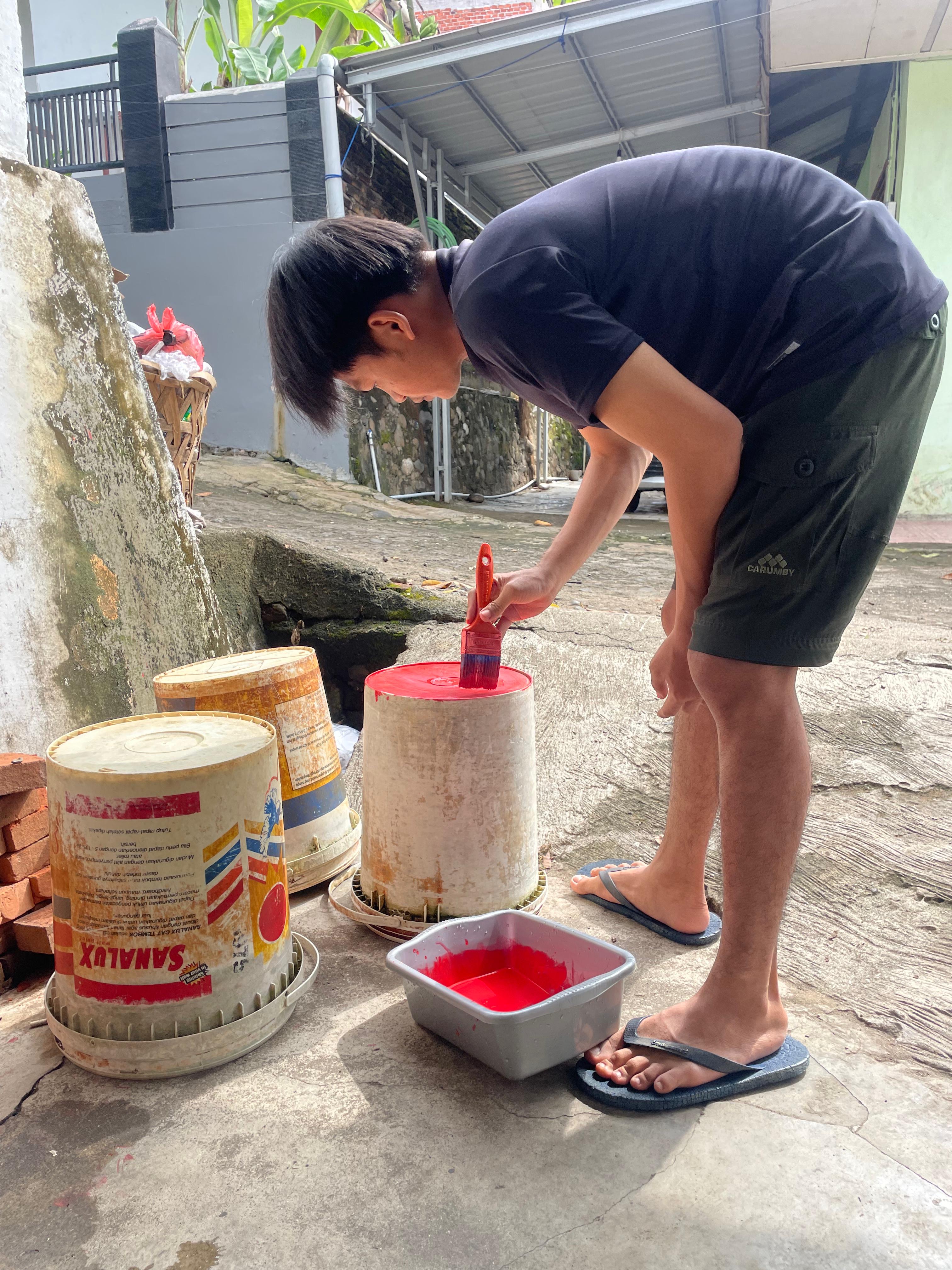 Pengecatan tong sampah