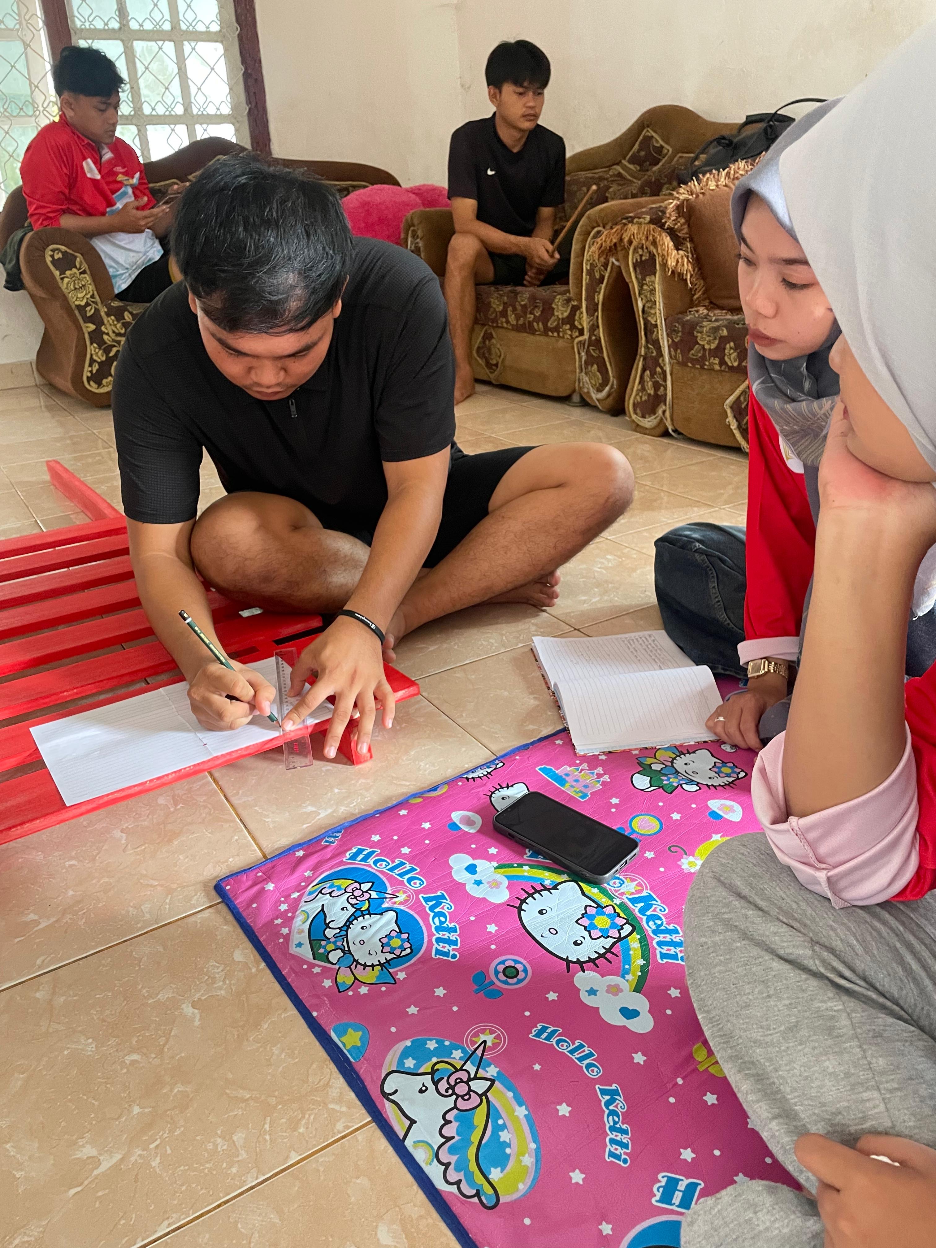 Pembuatan tulisan di papan plang