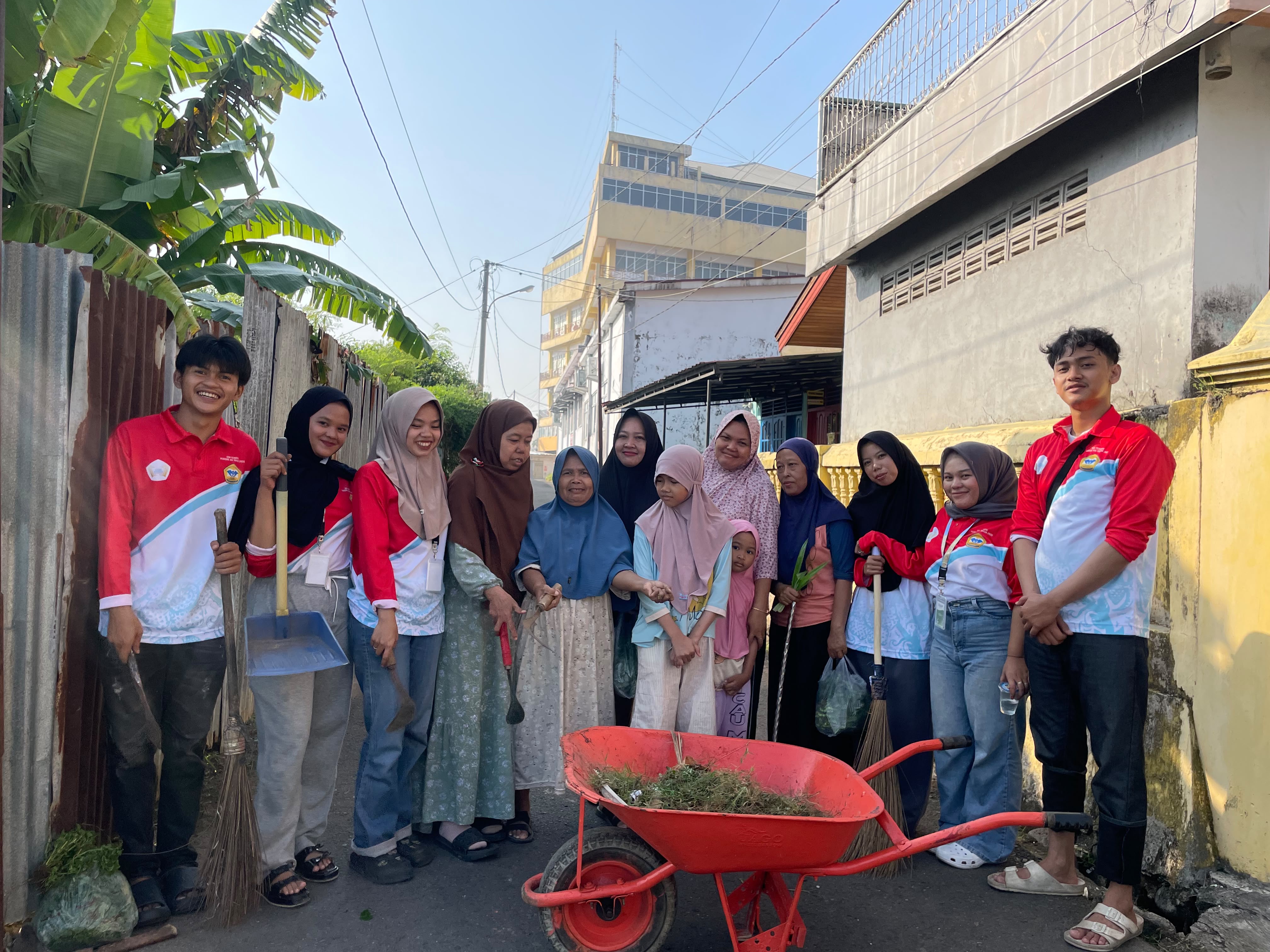 Gotong royong kebersihan lingkungan di RT 13 Sawah Lebar Baru