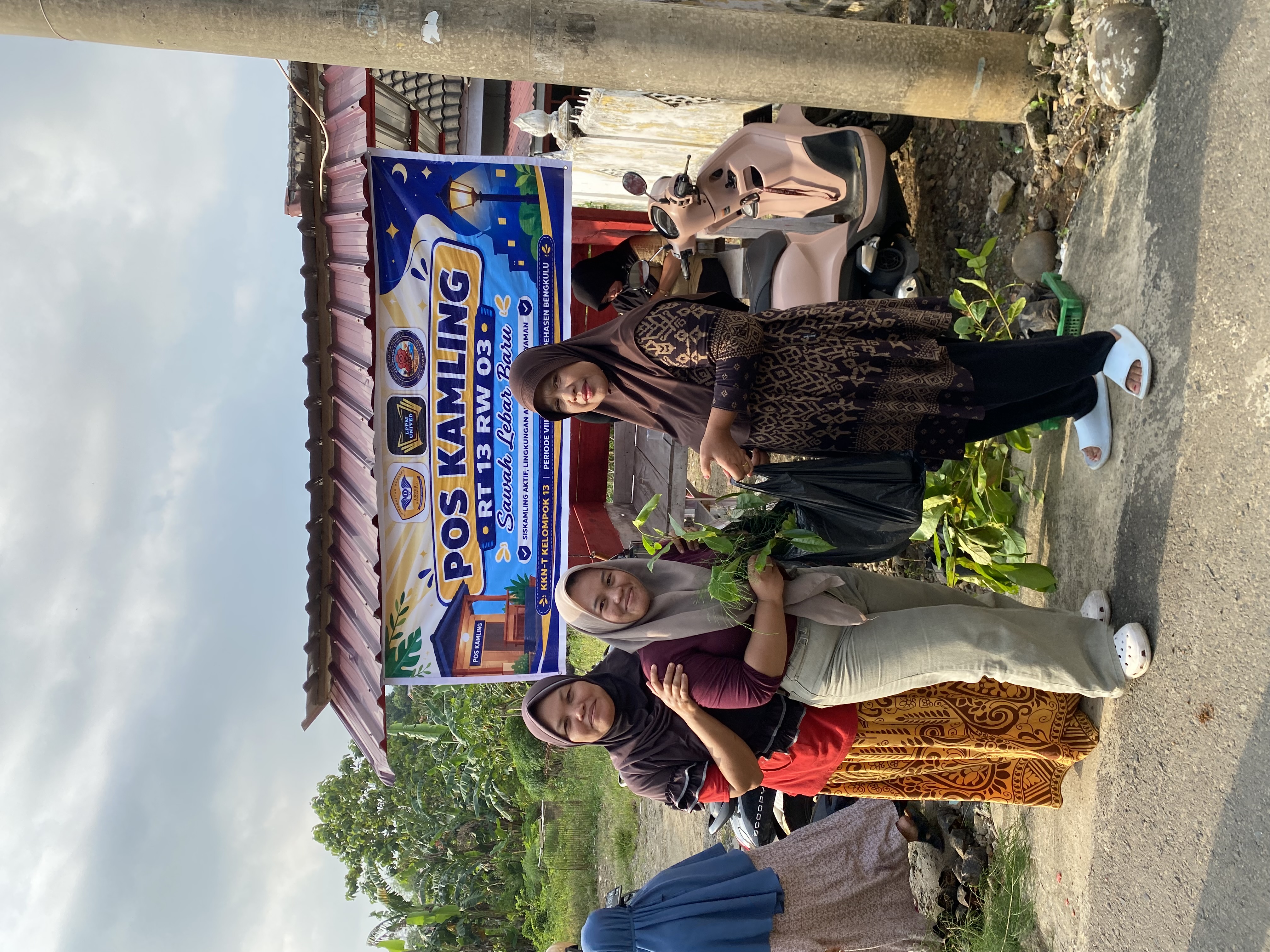 Pembagian bibit tanaman kepada warga RT 13