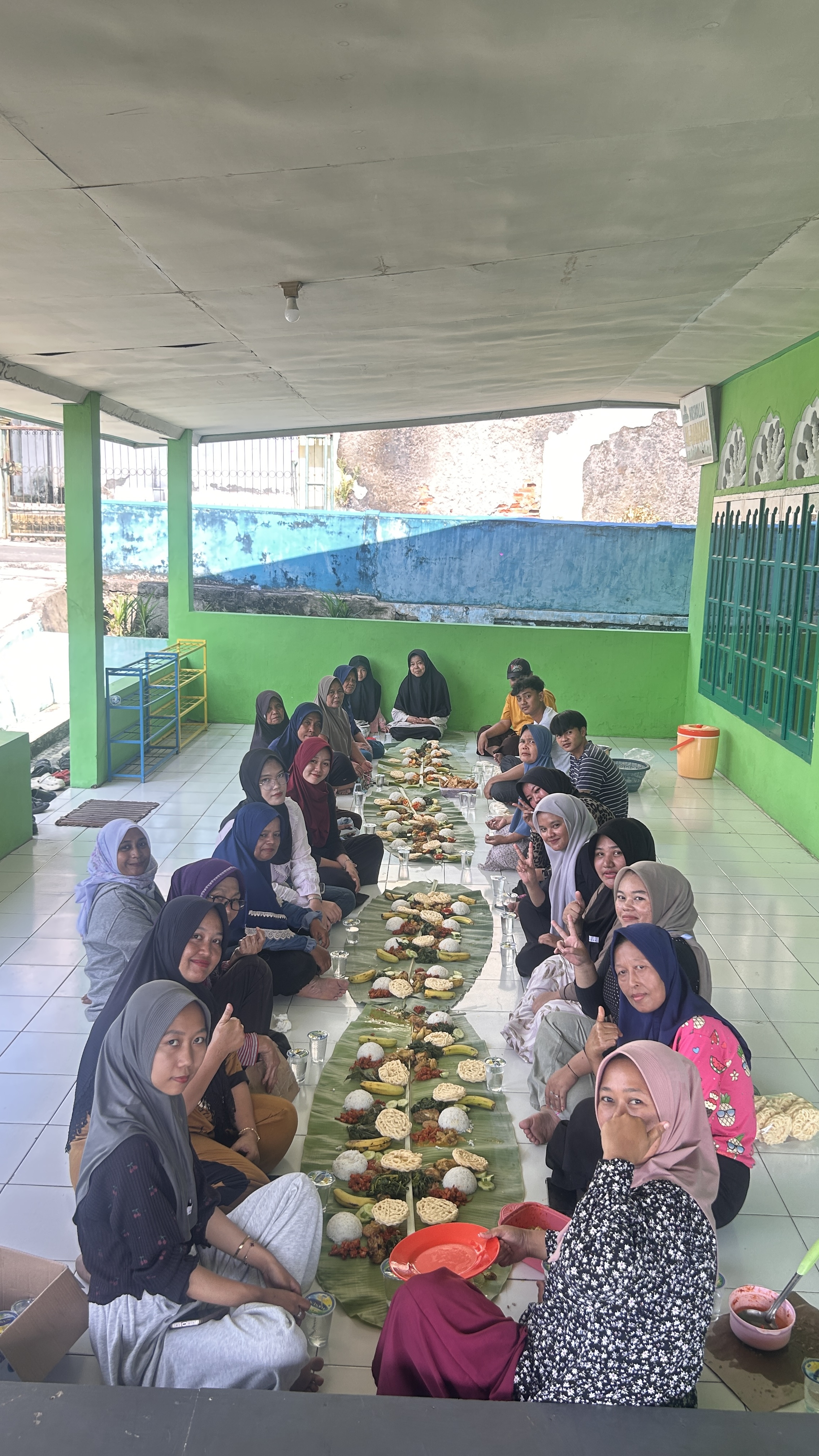 Masak dan makan bersama warga RT 13