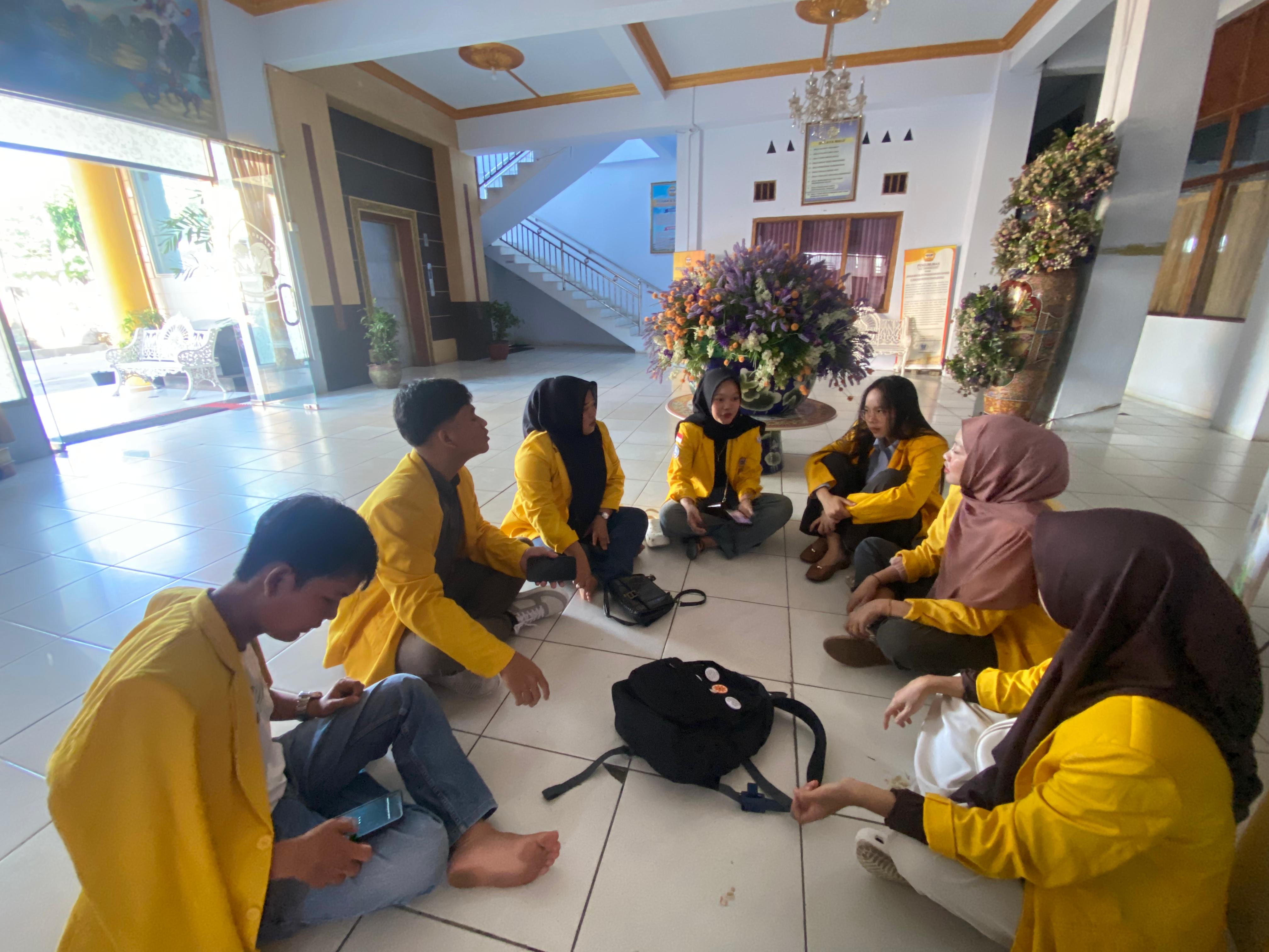 Diskusi bersamaan anggota kelompok 14 