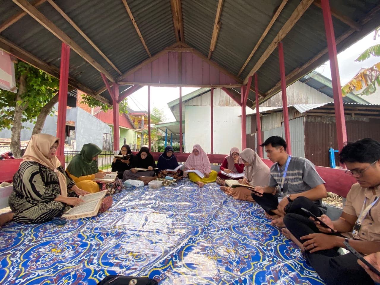 Kegiatan pengajian bersama ibu-ibu rt 14