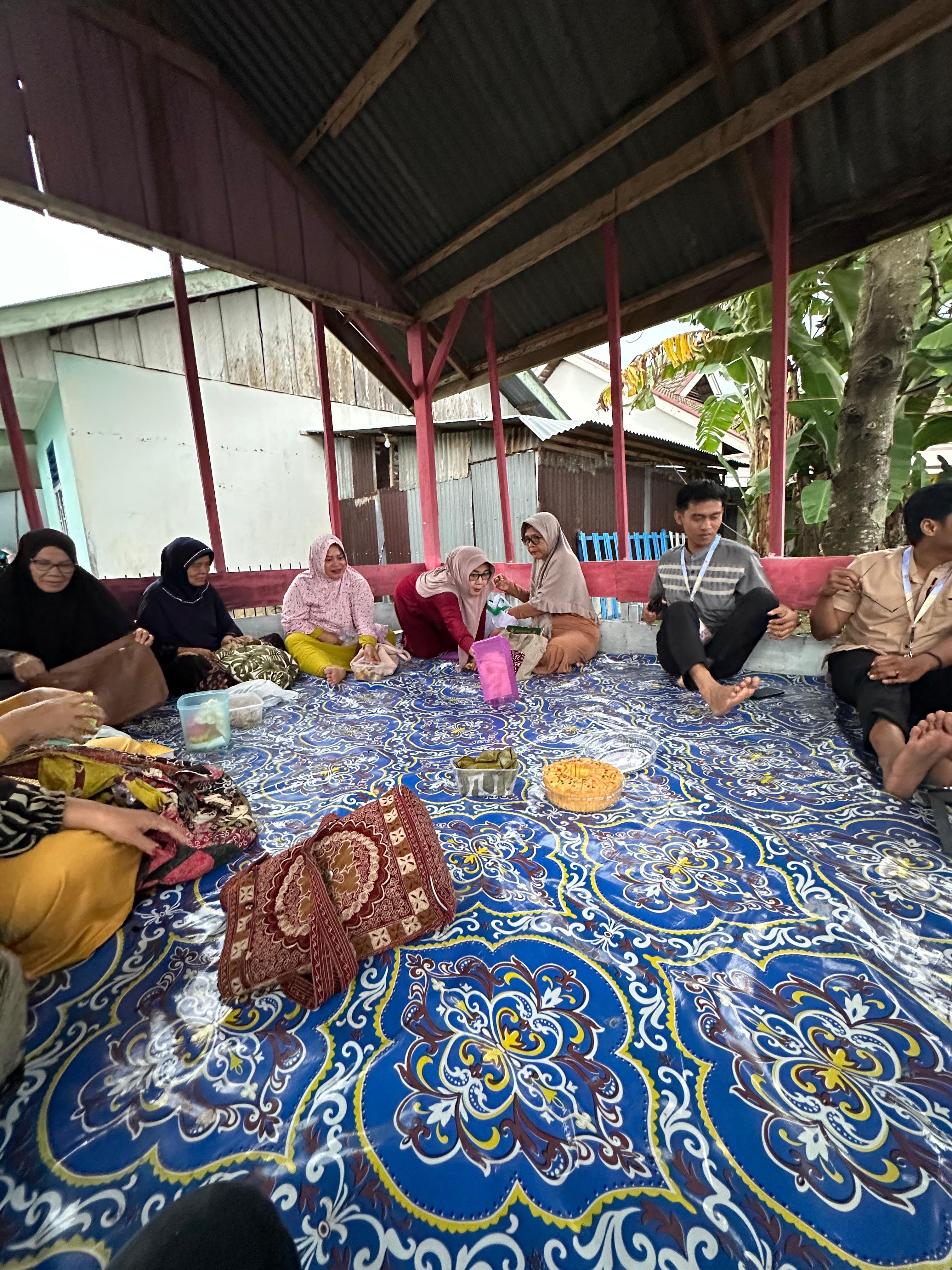 Makan bersama ibu-ibu pengajian rt 14
