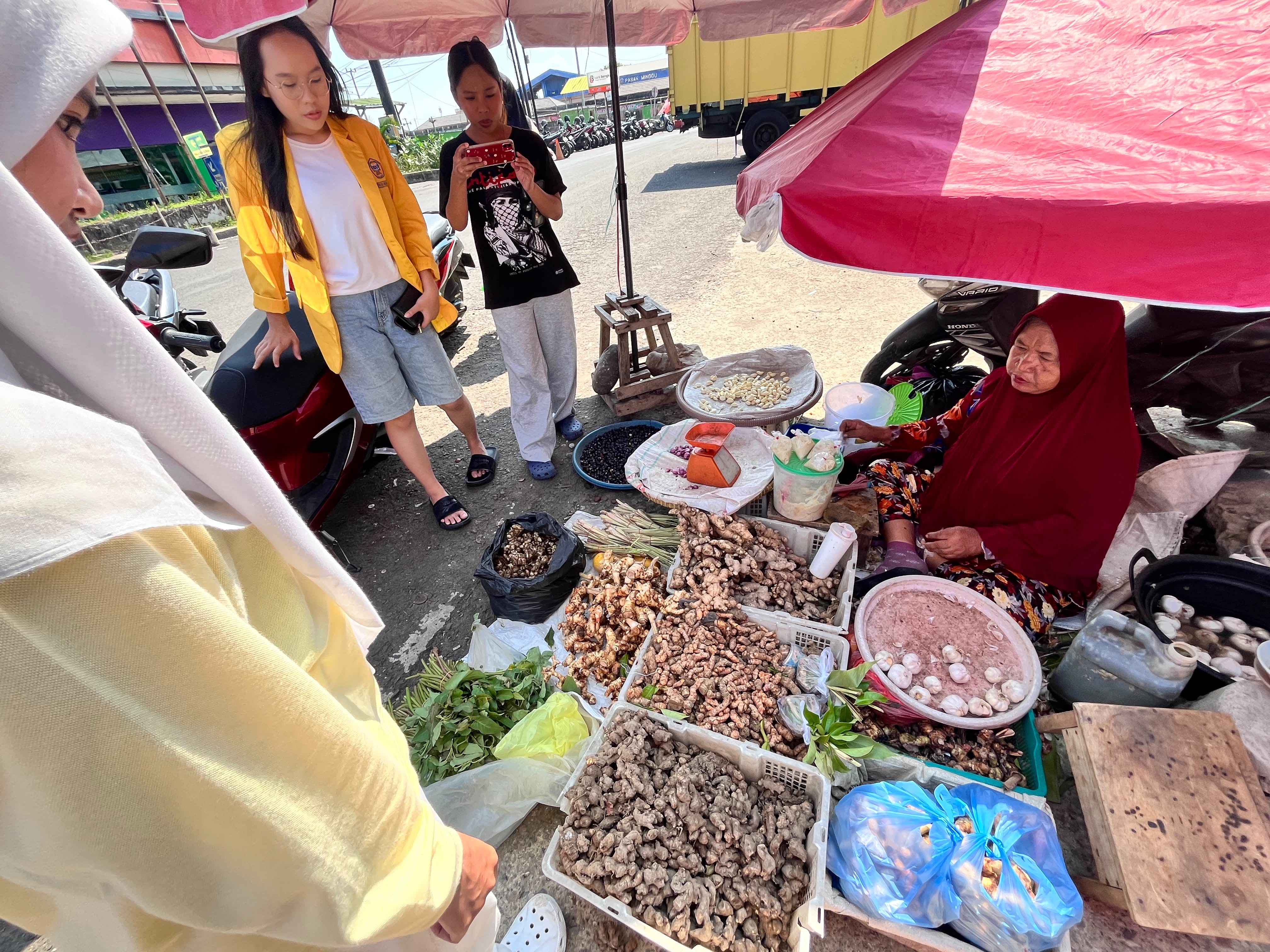 Membeli bahan untuk proker kelompok 14