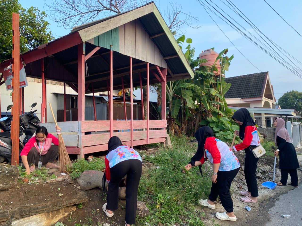 Kegiatan gotong royong sama ibu2 rt14