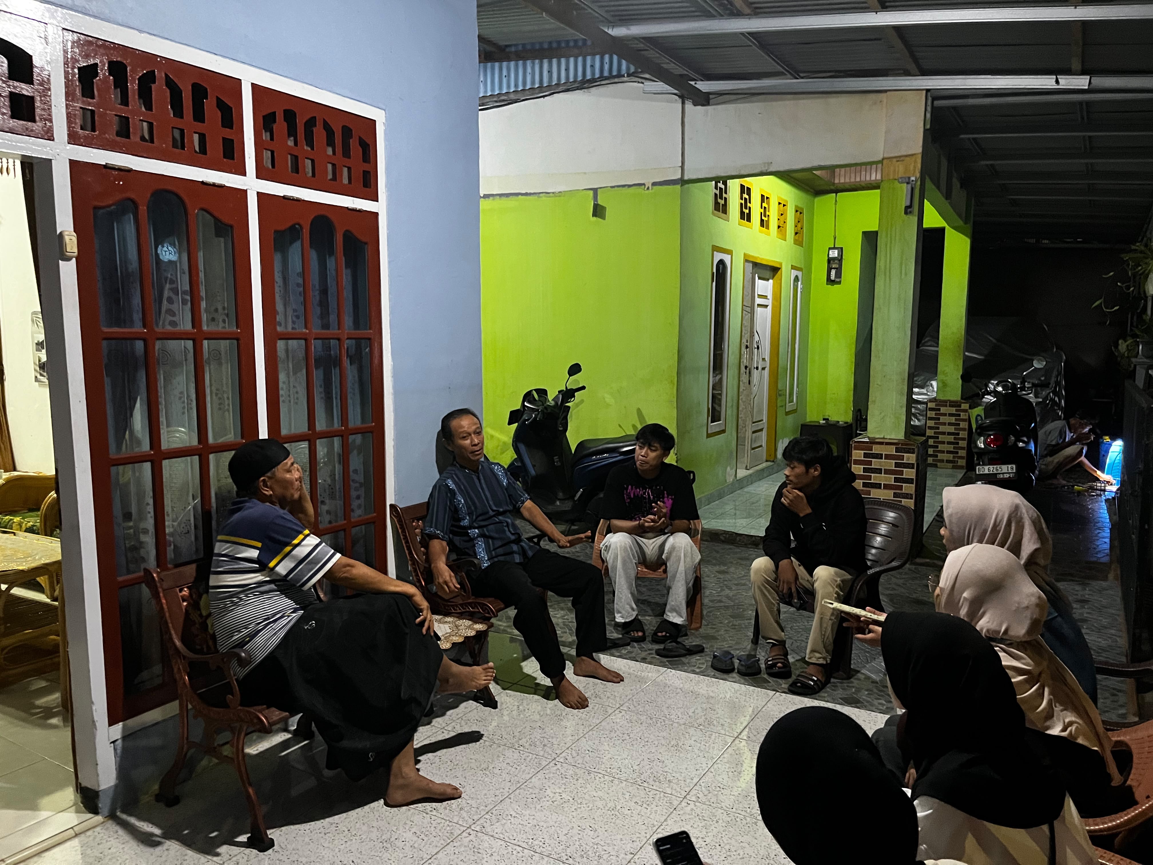 Kunjungan ke rumah ketua masjid membahas acara tahun baru islam