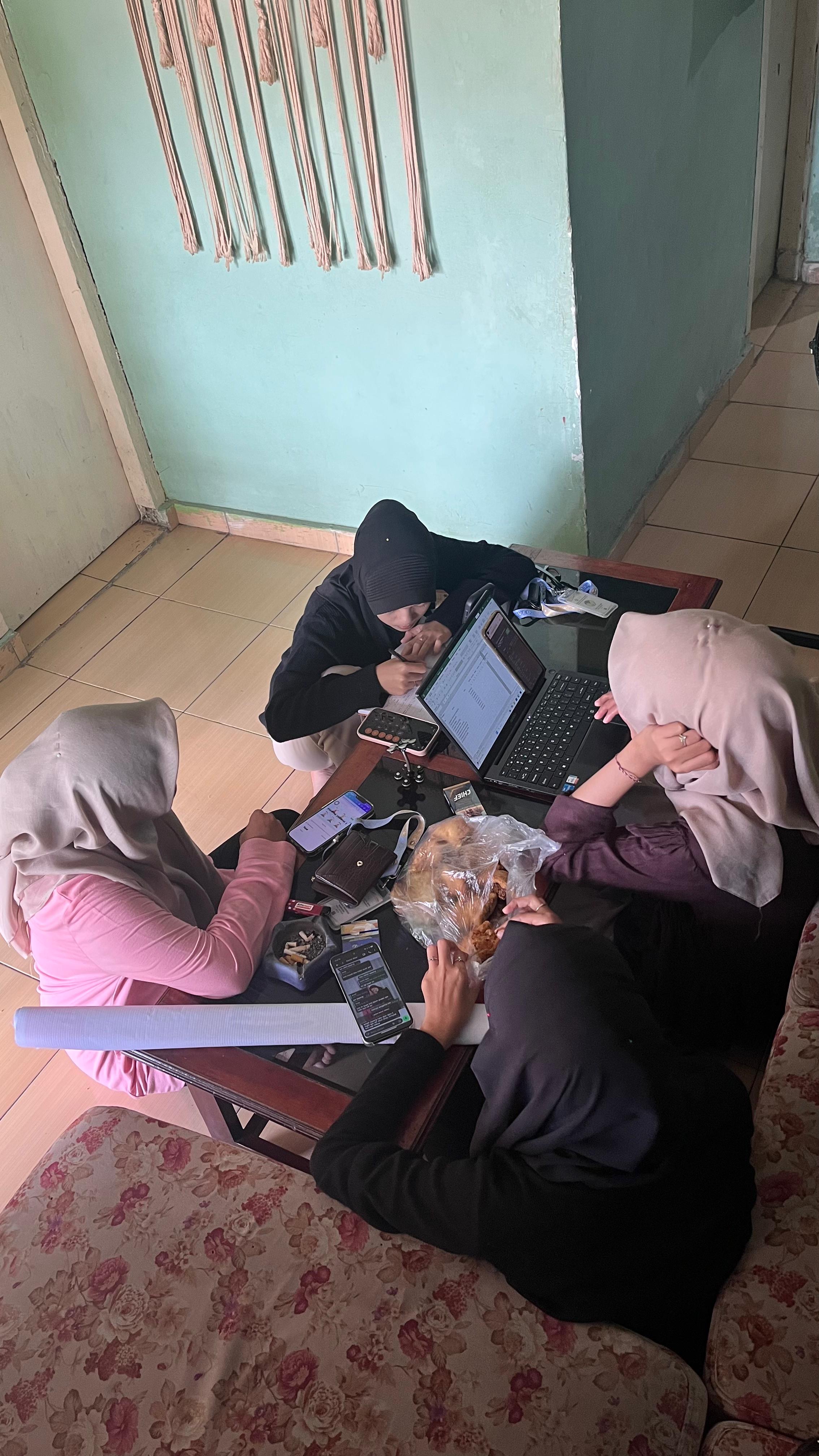 Penyusunan PPT program kerja & pembuatan absensi KKN-T Vlll kelompok 9 di posko kkn