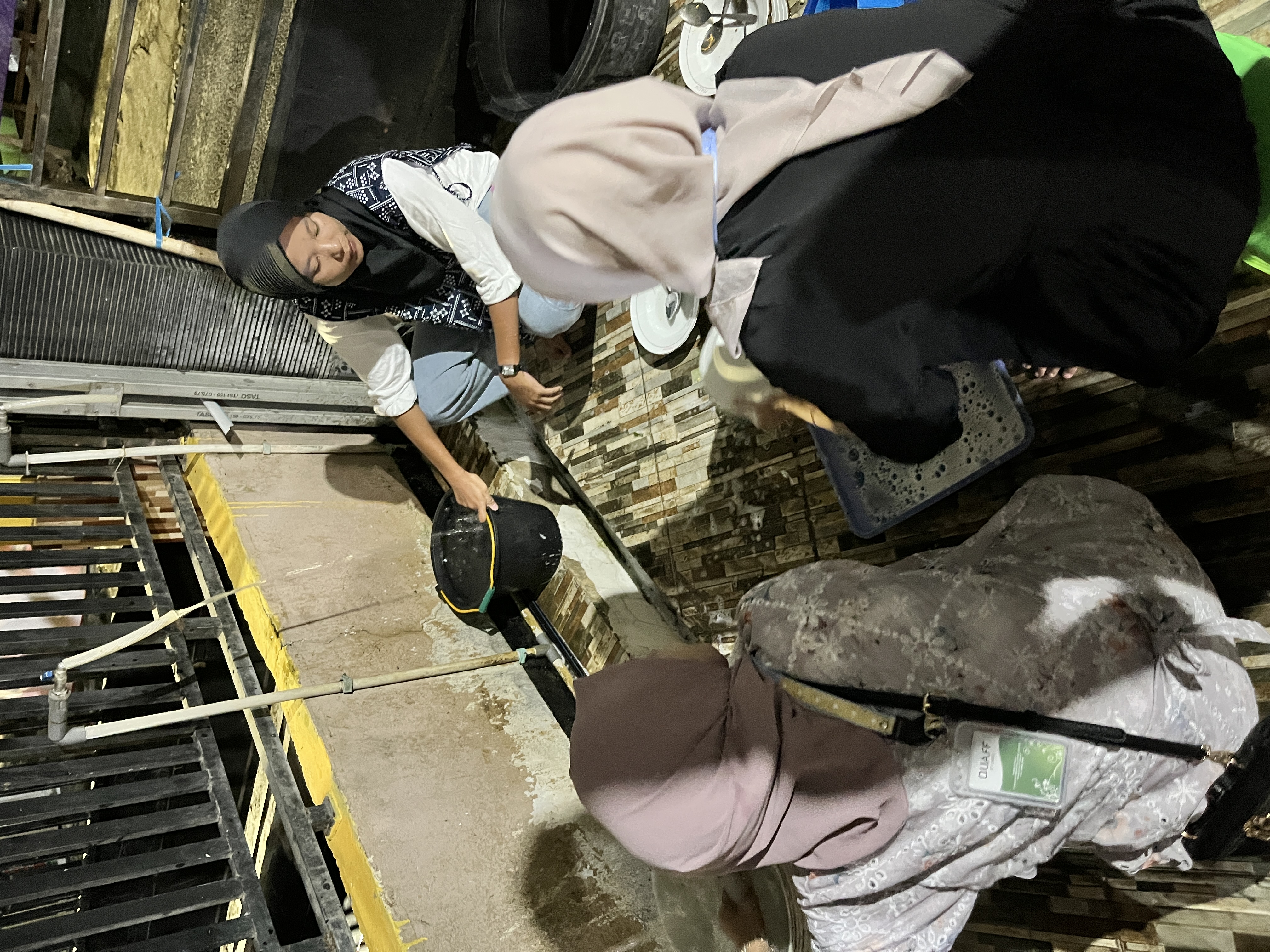 Gotong Royong Pembersihan & Pencucian Peralatan De Pasca Acara Muharram 1448 H di masjid Al- Muhajirin