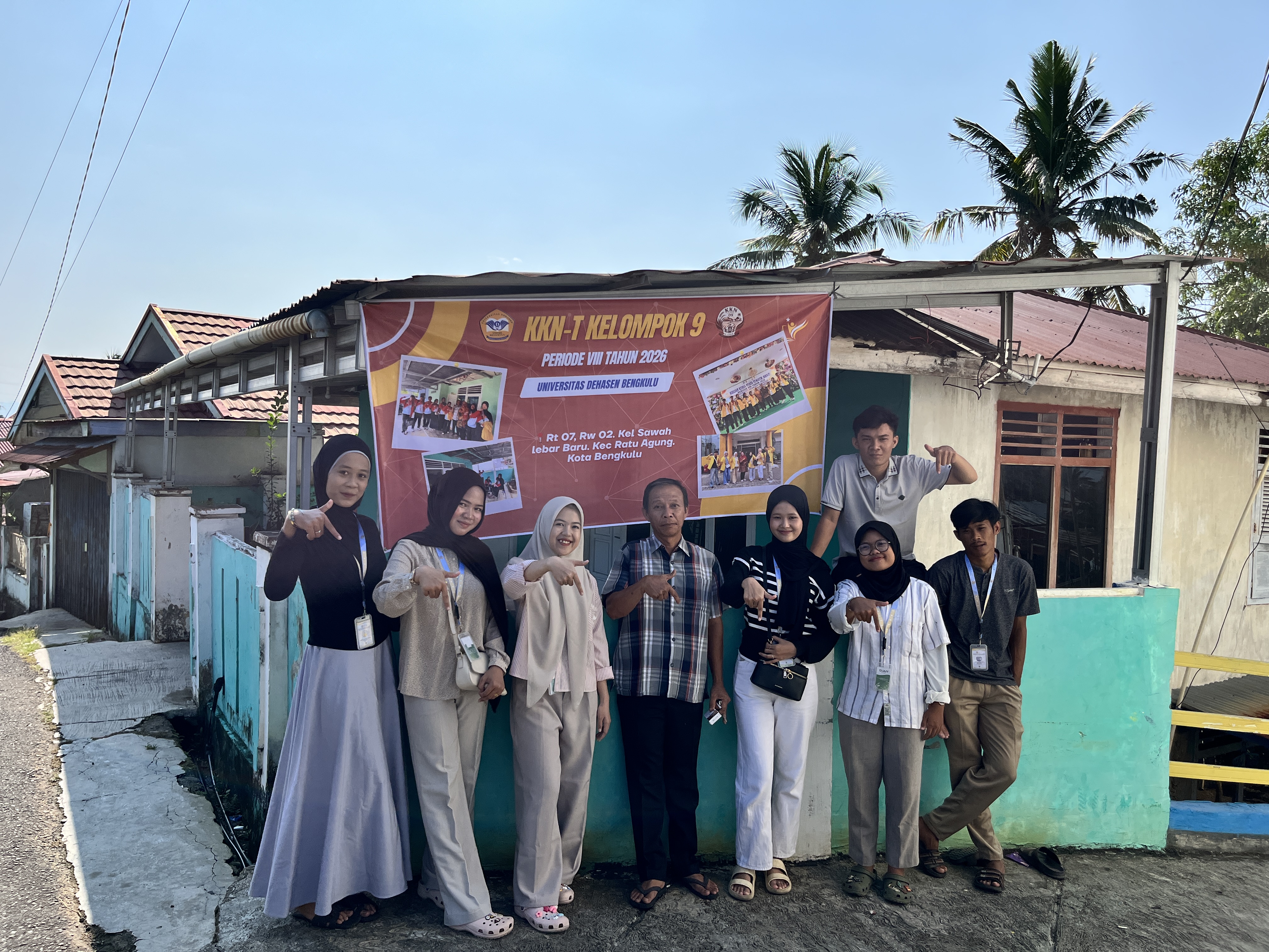 Pemasangan Spartuk Posko & Foto Bersama Pak RT 07 dengan KKN Kelompok 9 disawah lebar baru
