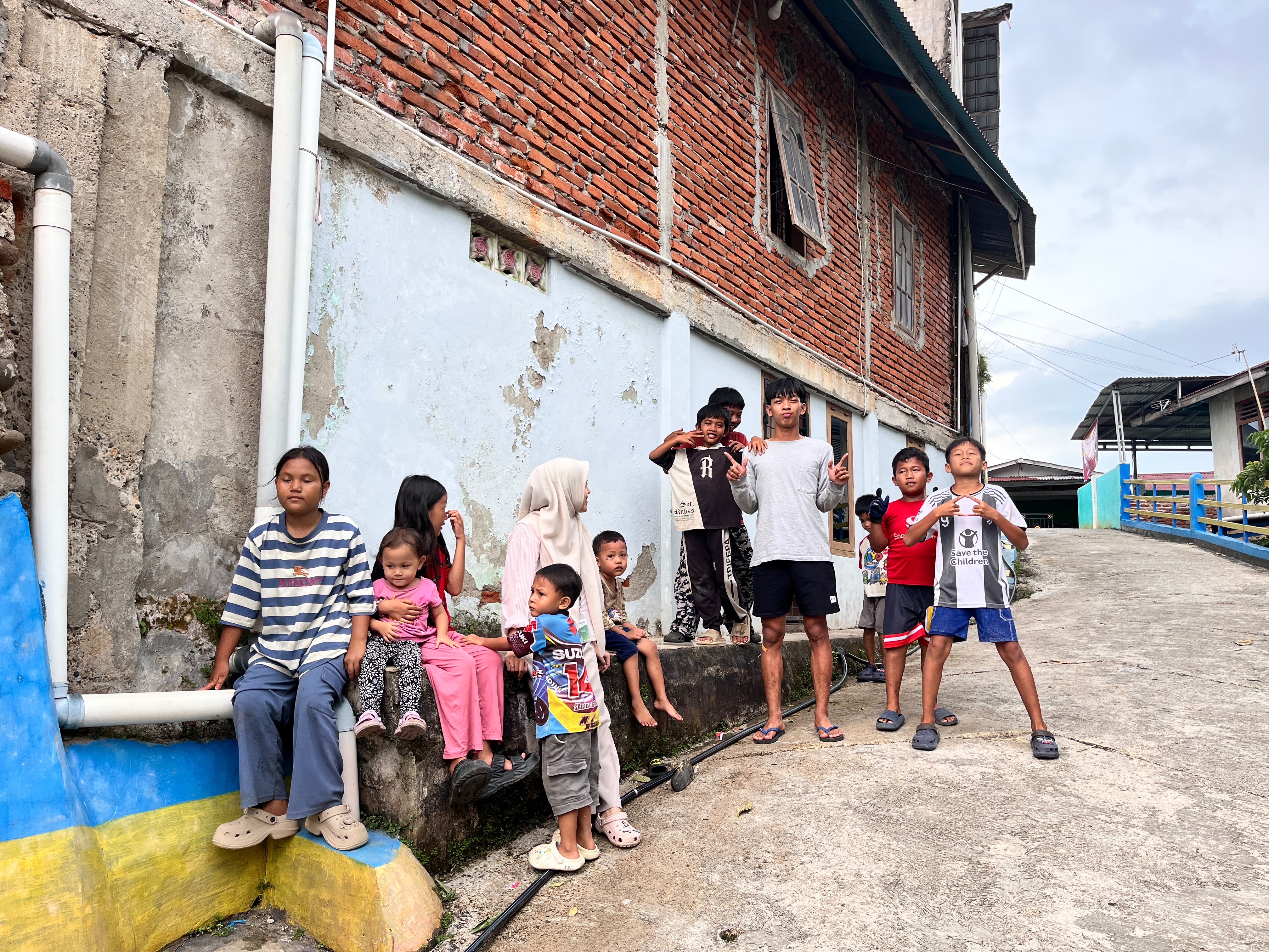 Main Sore Bersama Anak anak Sekitar Posko KKN Kelompok 9 disawah lebar baru
