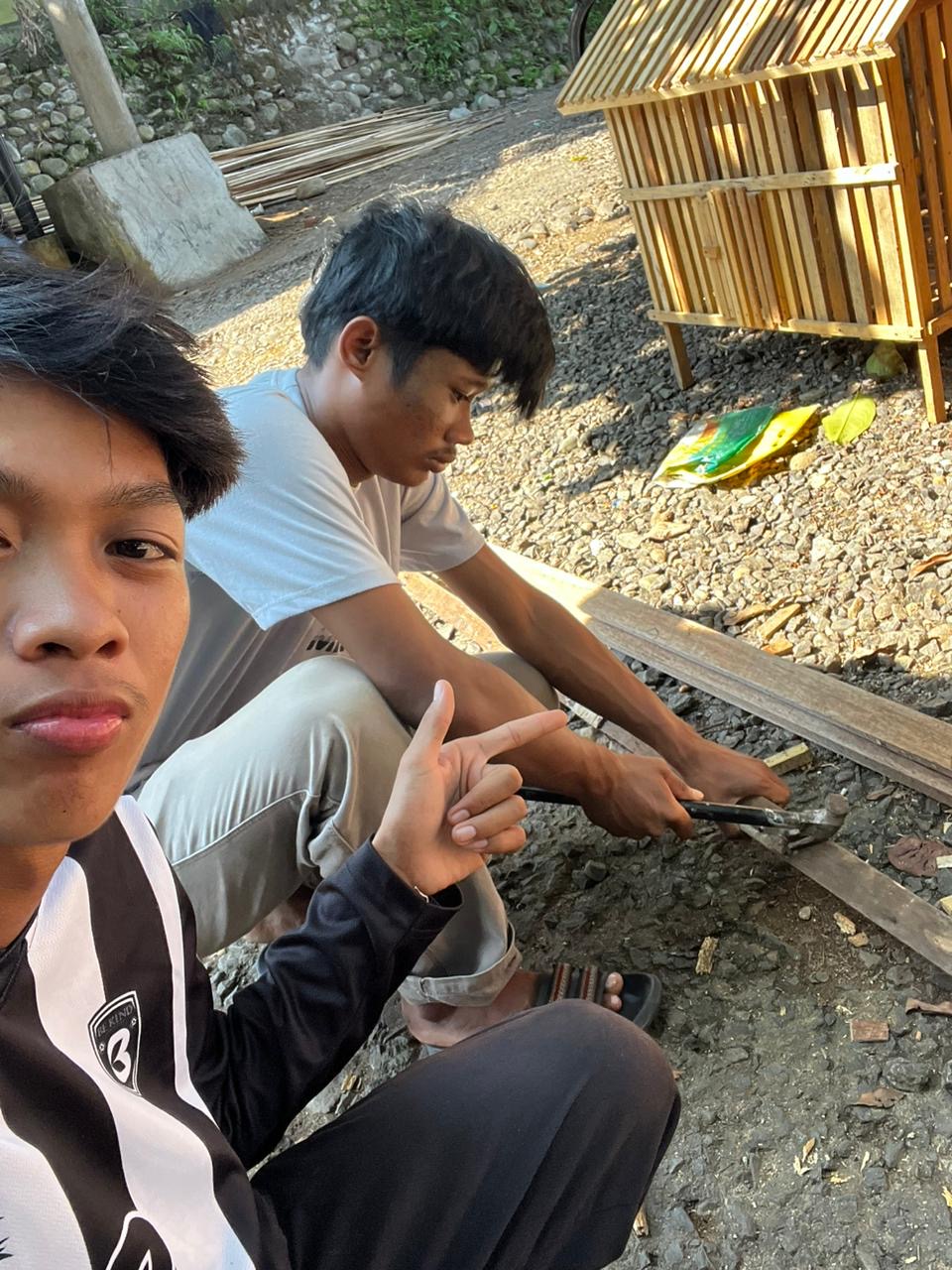 Pengumpulan Kayu Bekas untuk Bank Sampah kelompok 9