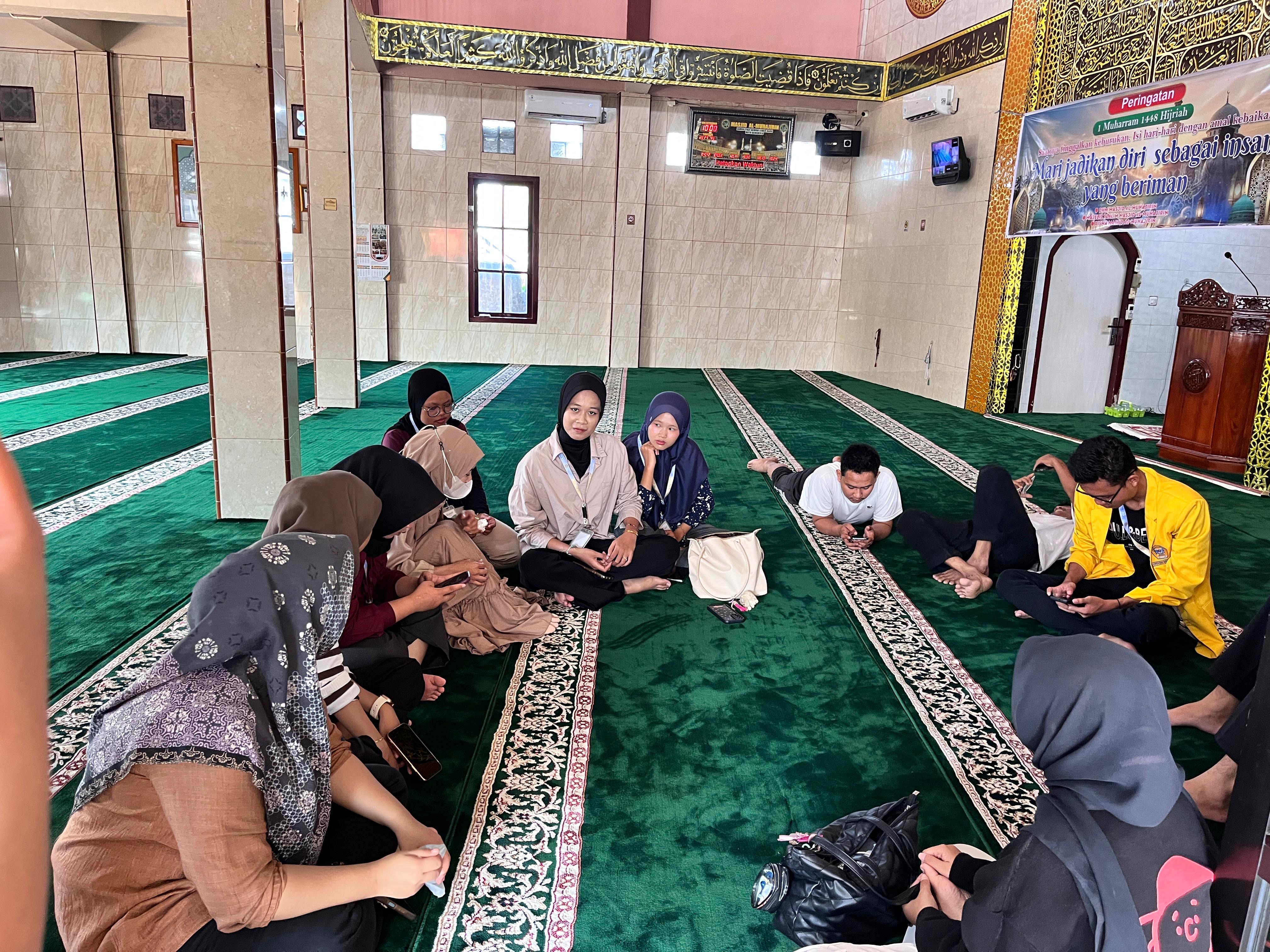 Kegiatan Bersih-Bersih Masjid Bersama Anak RT 09