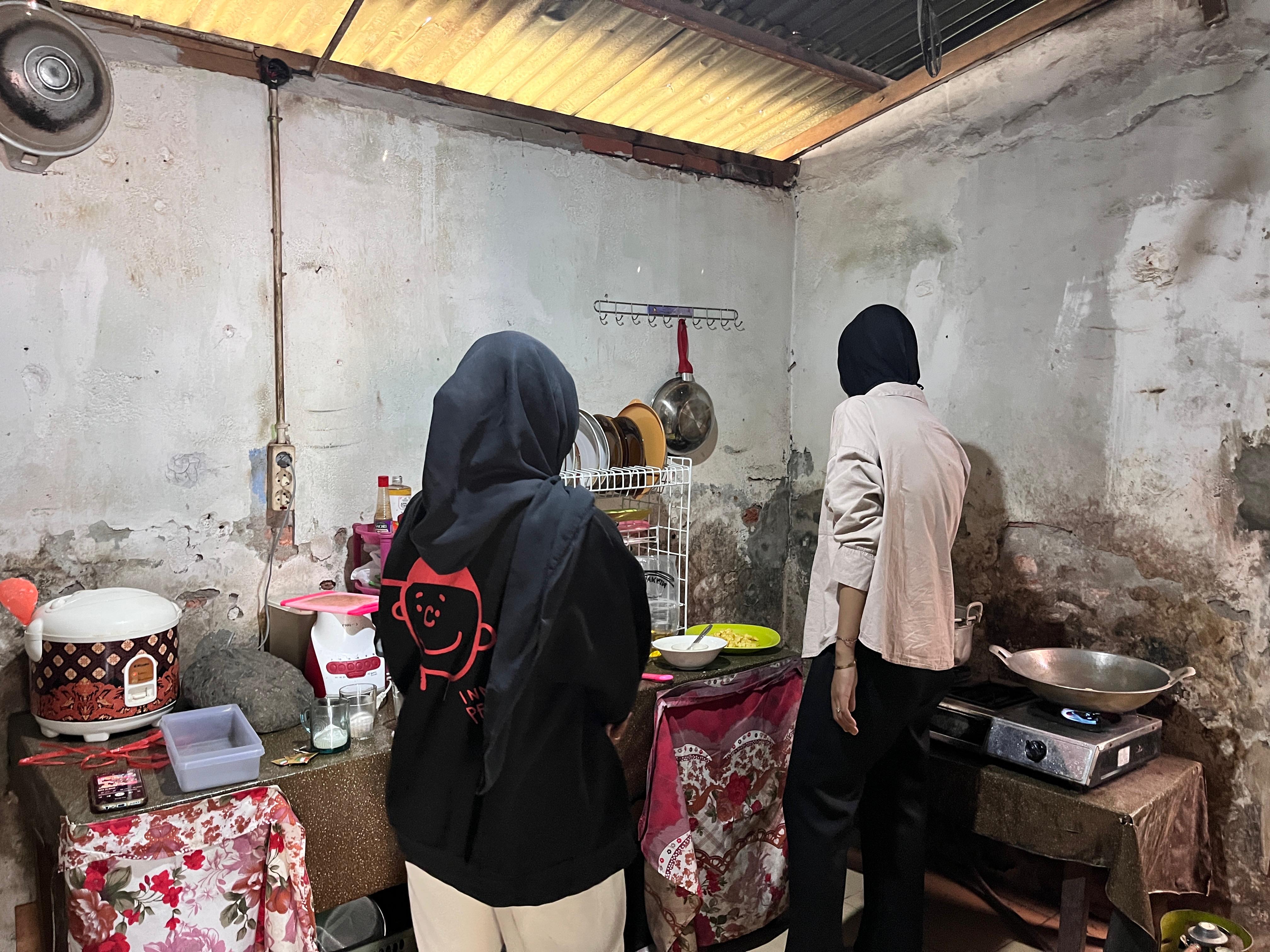 Memasak Makan Siang Bersama KKN Kelompok 9