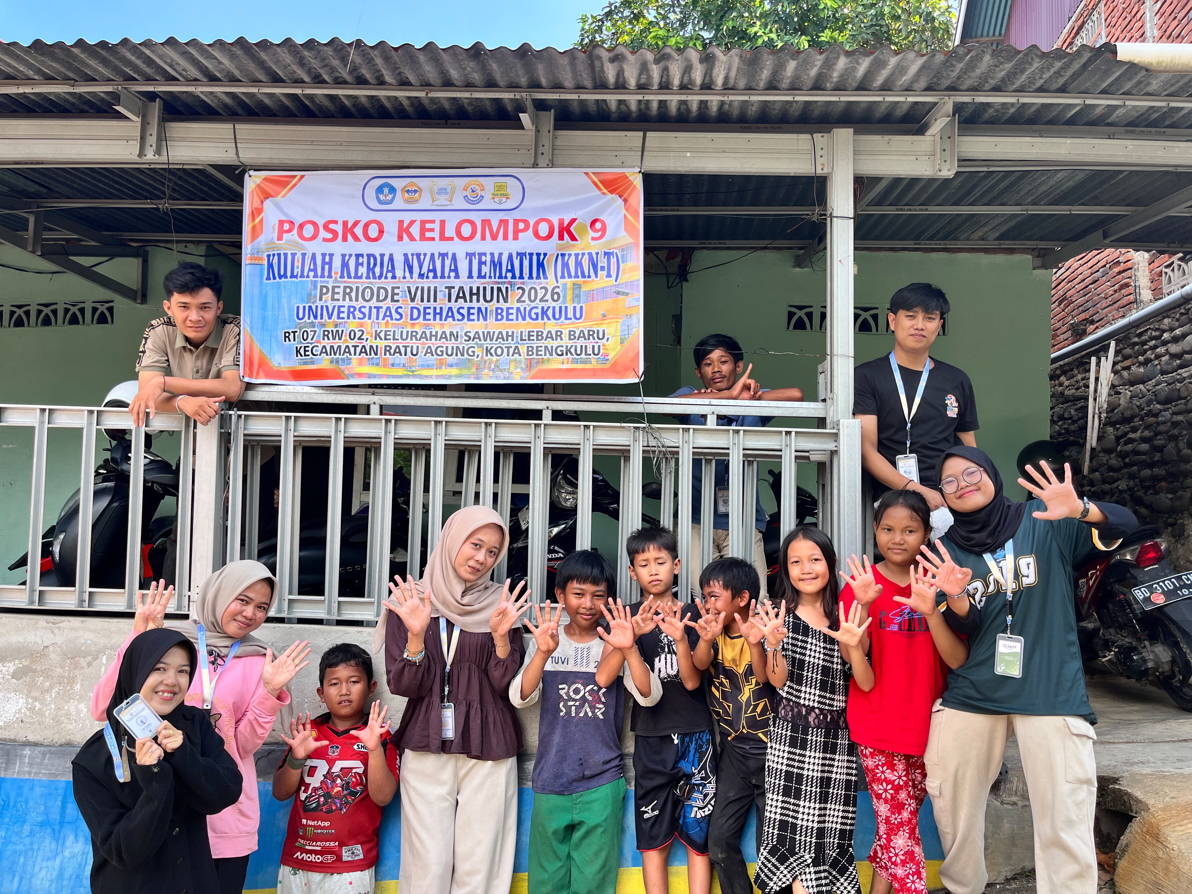 Pemasangan Spanduk Posko KKN-T VIII Kelompok 9 & Foto Bersama Anak-Anak RT 07