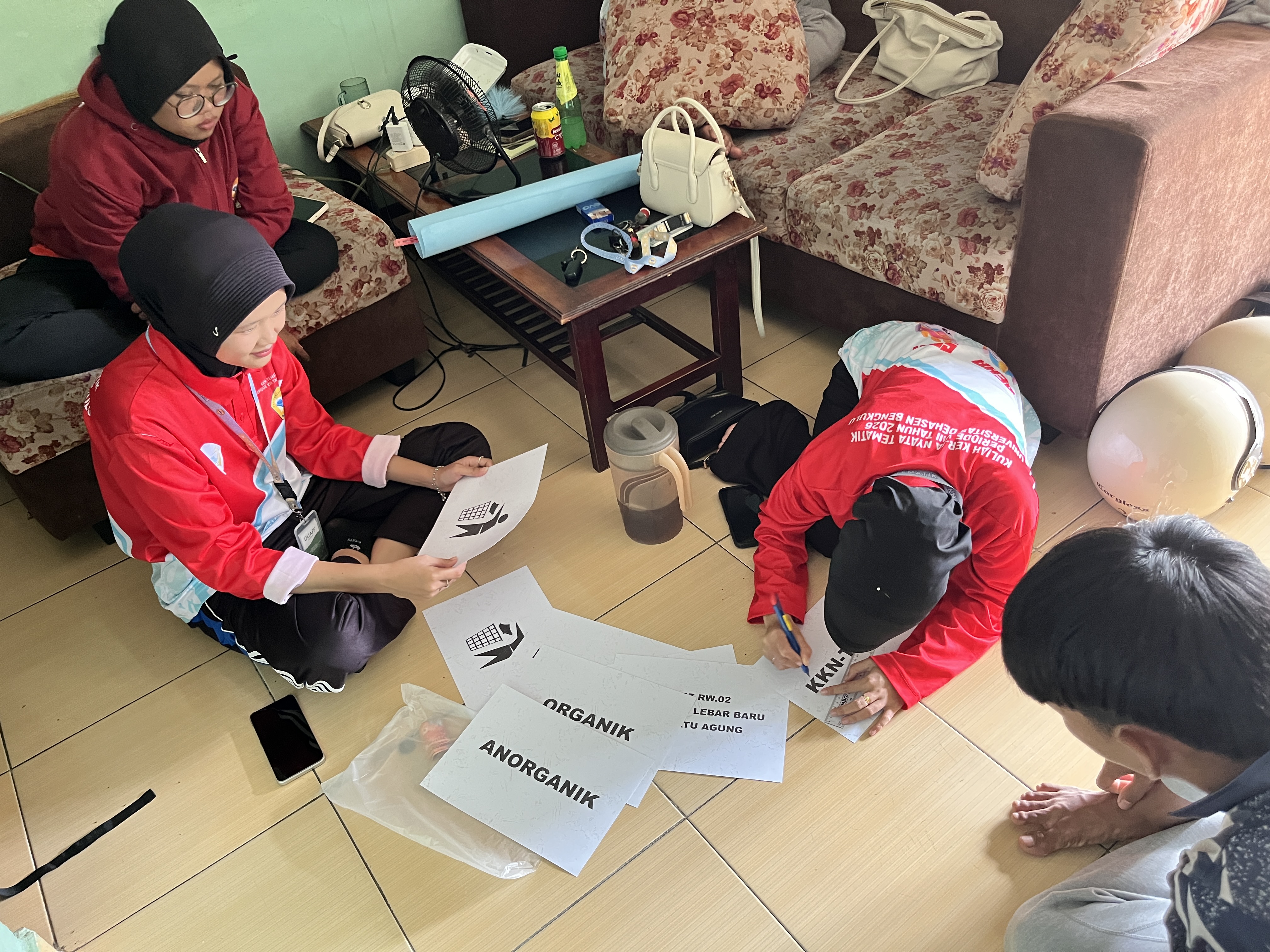 Pembuatan Label Tulisan Tong Sampah KKN Kelompok 9