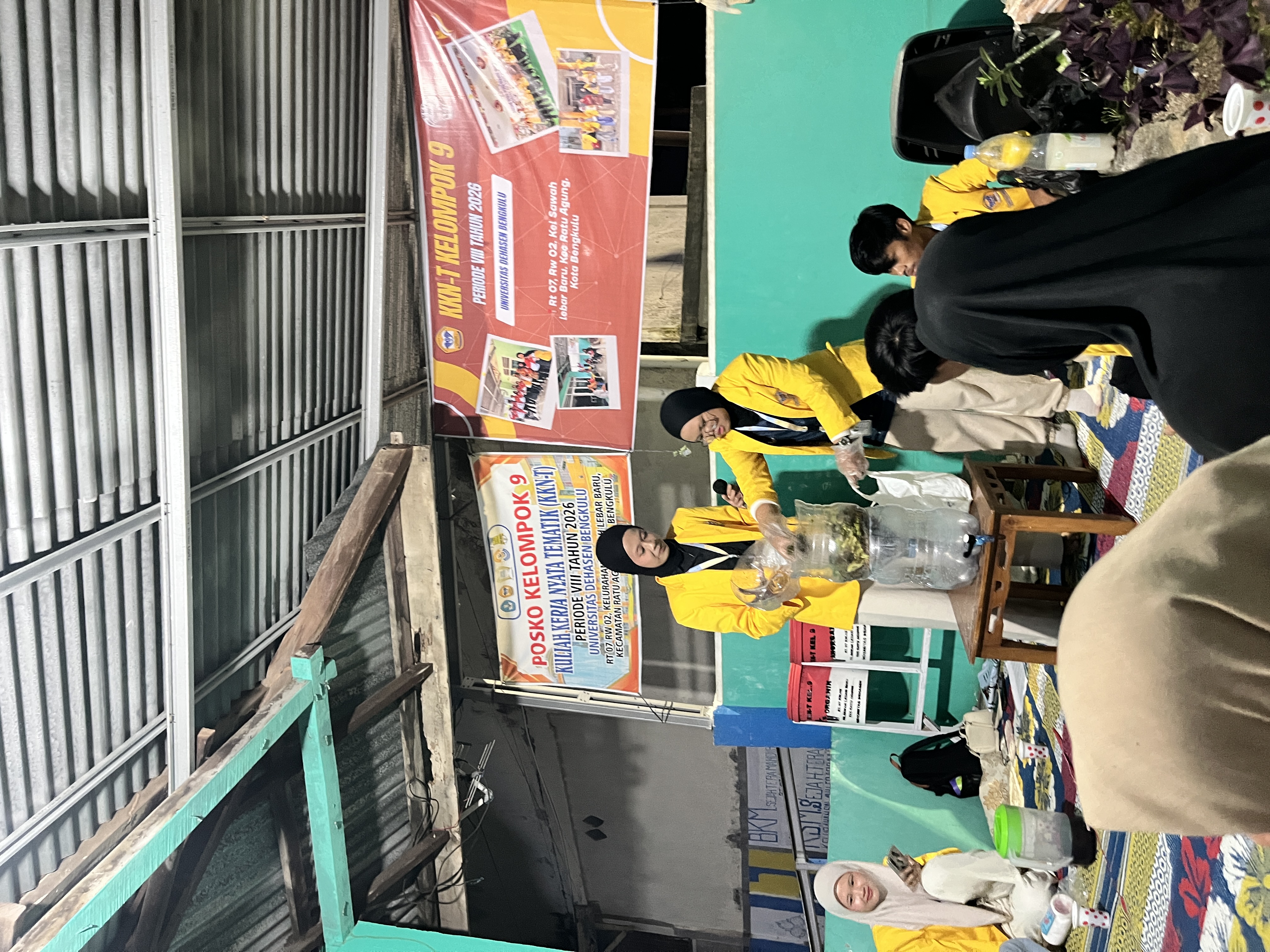 Proses Pembuatan Pupuk Kompos Metode Galon Tumpuk KKN Kelompok 9