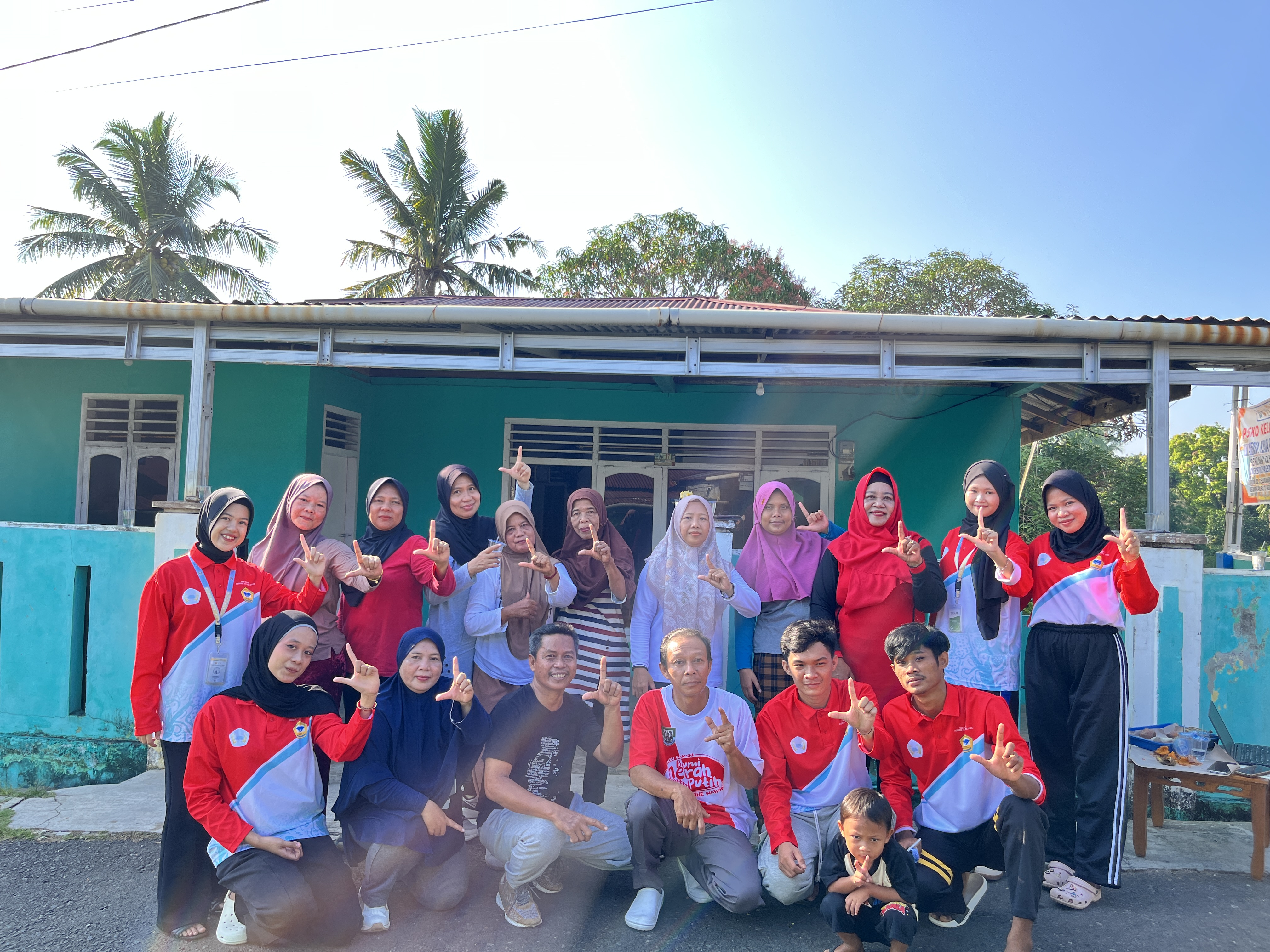 Foto Bersama KKN Kelompok 9, DPL, dan Warga RT 07