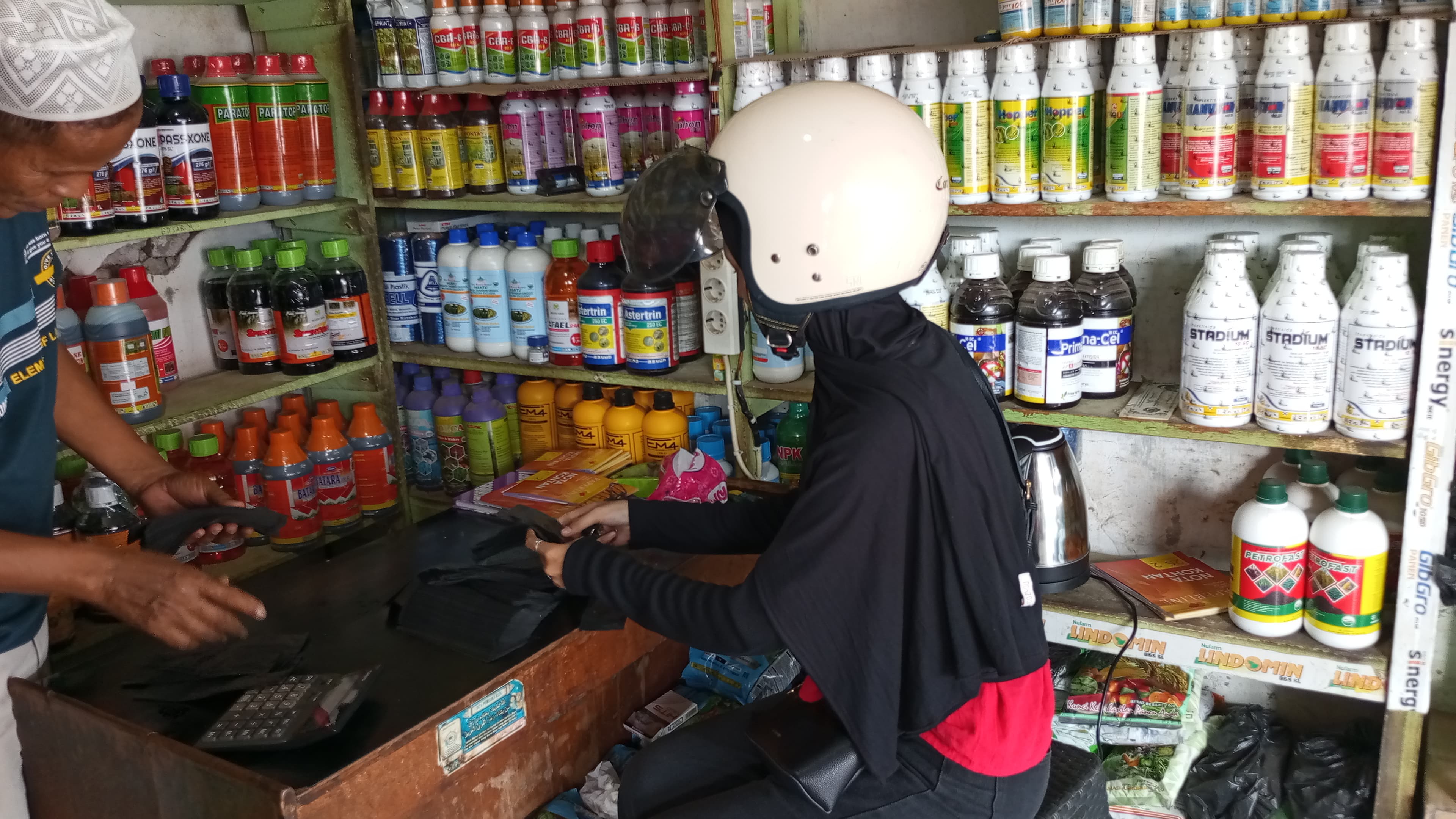 Pembelian Polybag untuk Program Penanaman Cabai dan Terong KKN Kelompok 9