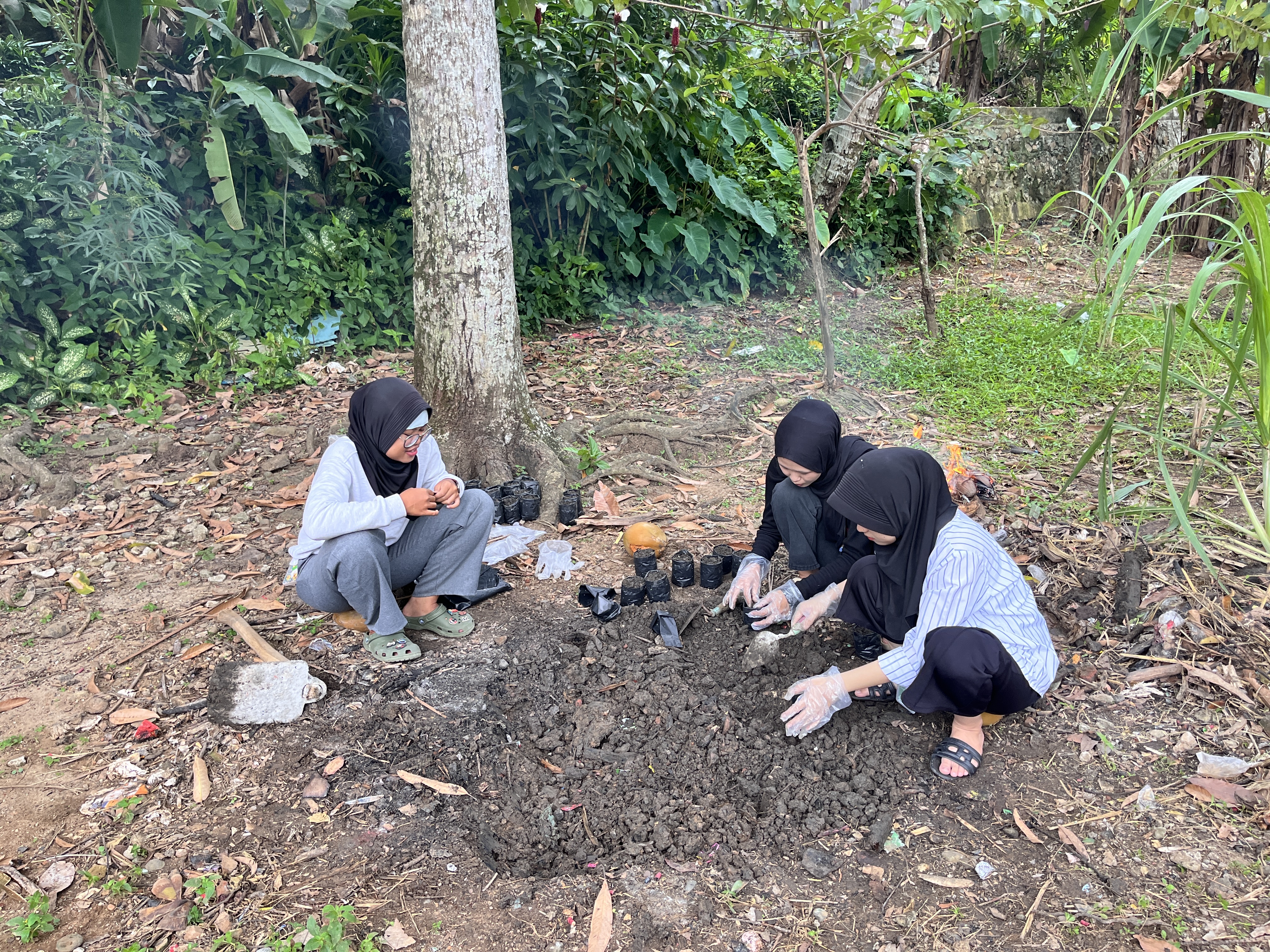 Gotong Royong Pengisian Polybag untuk Budidaya Cabai dan Terong