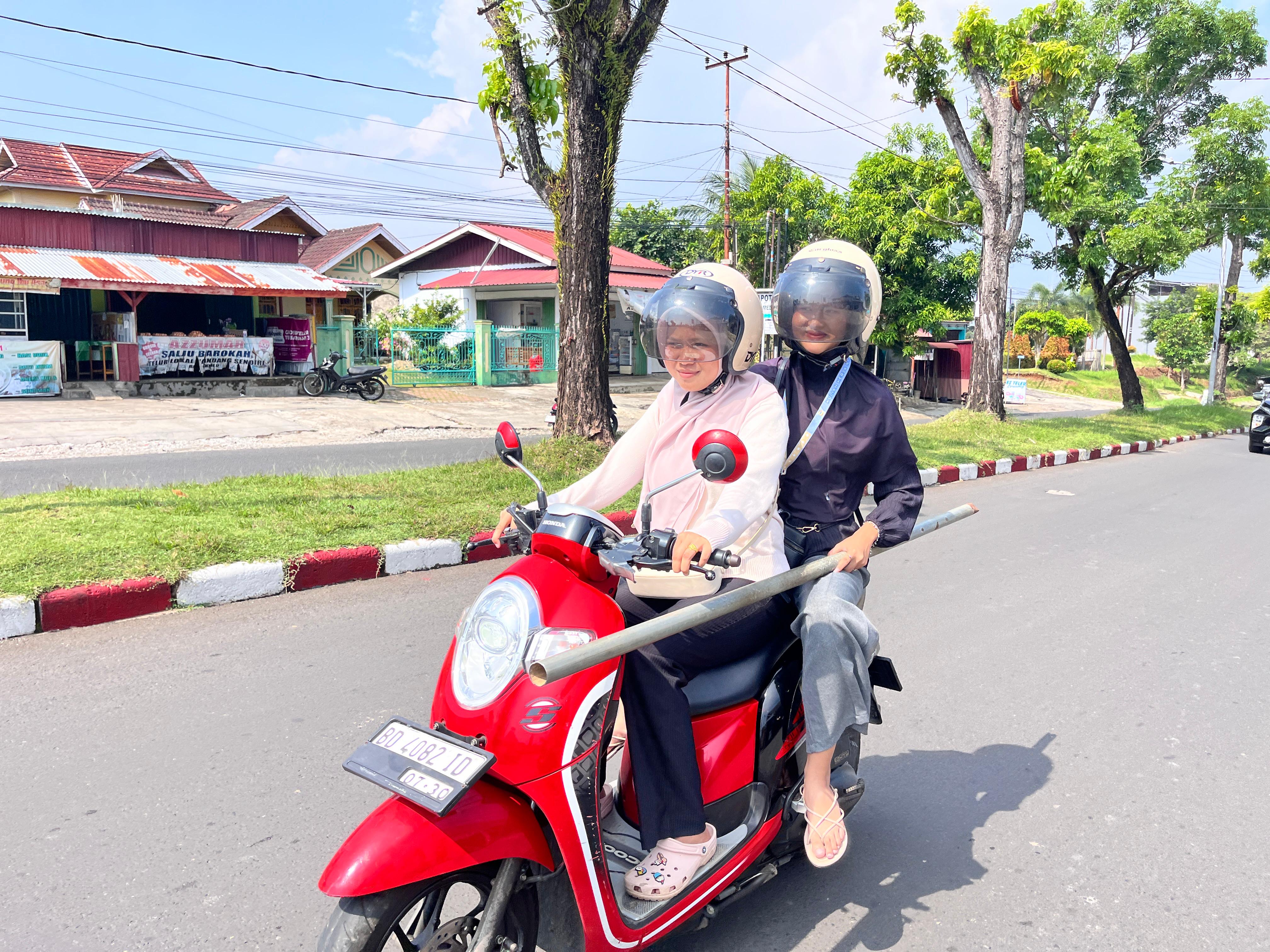 Pengambilan Material Besi untuk Tiang Plang RT