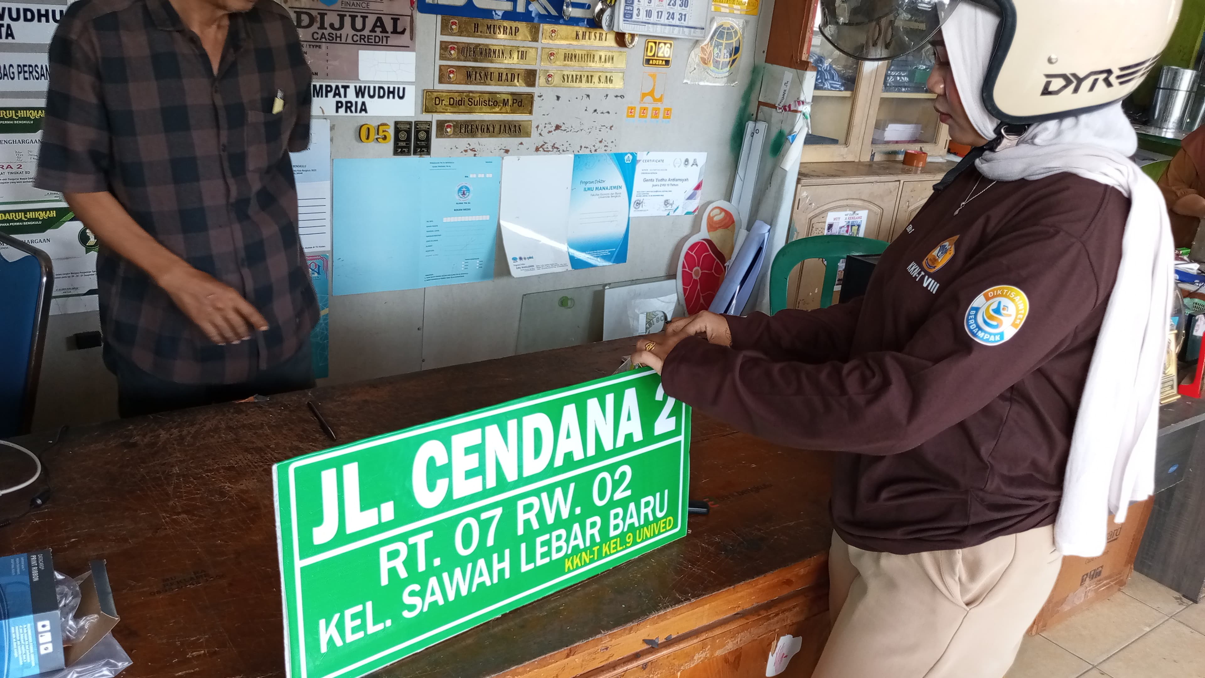 Pengambilan Plang Nama Jalan RT 07 oleh KKN Kelompok 9