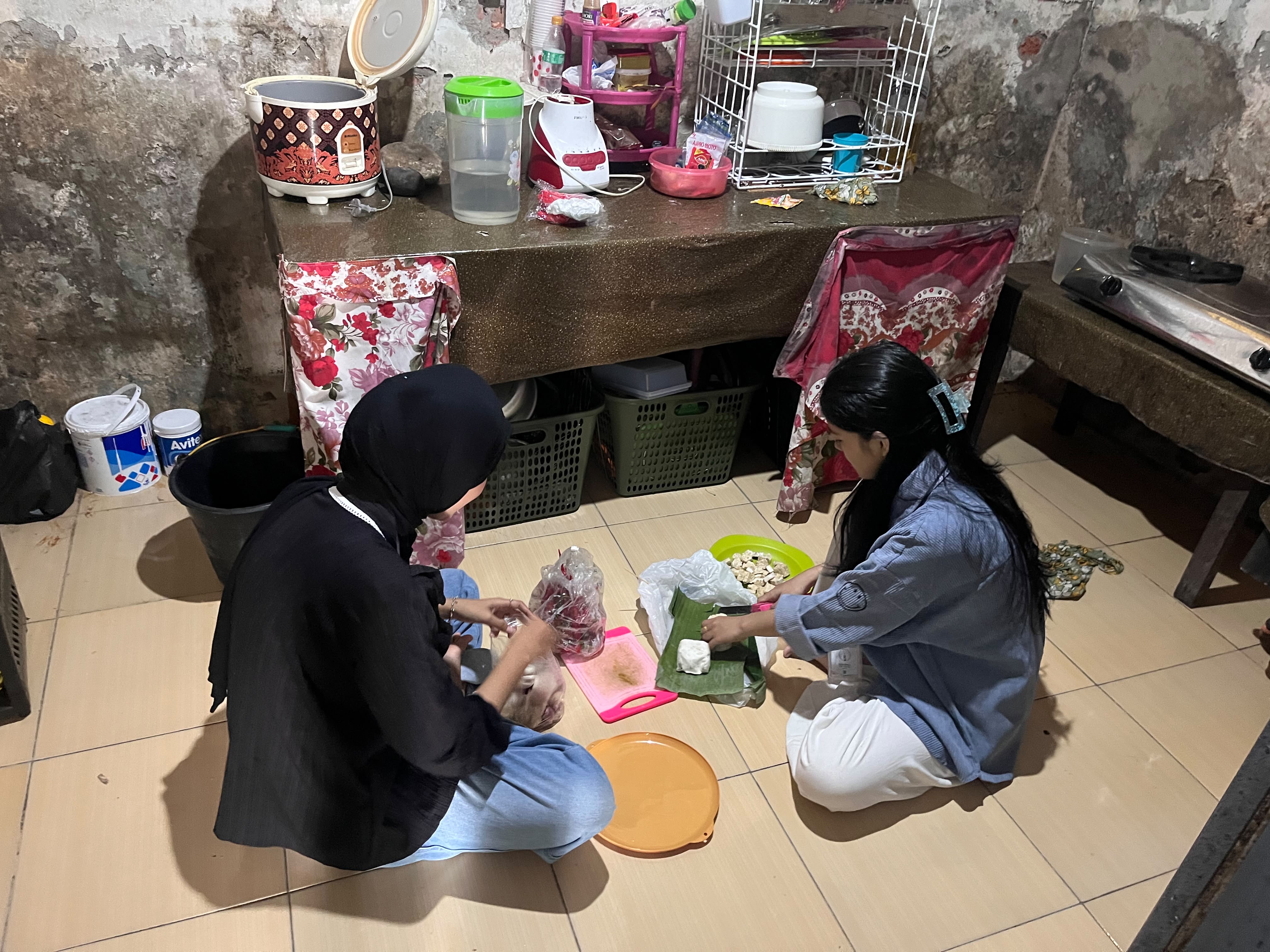 Masak Bersama & Makan Siang di Posko KKN Kelompok 9