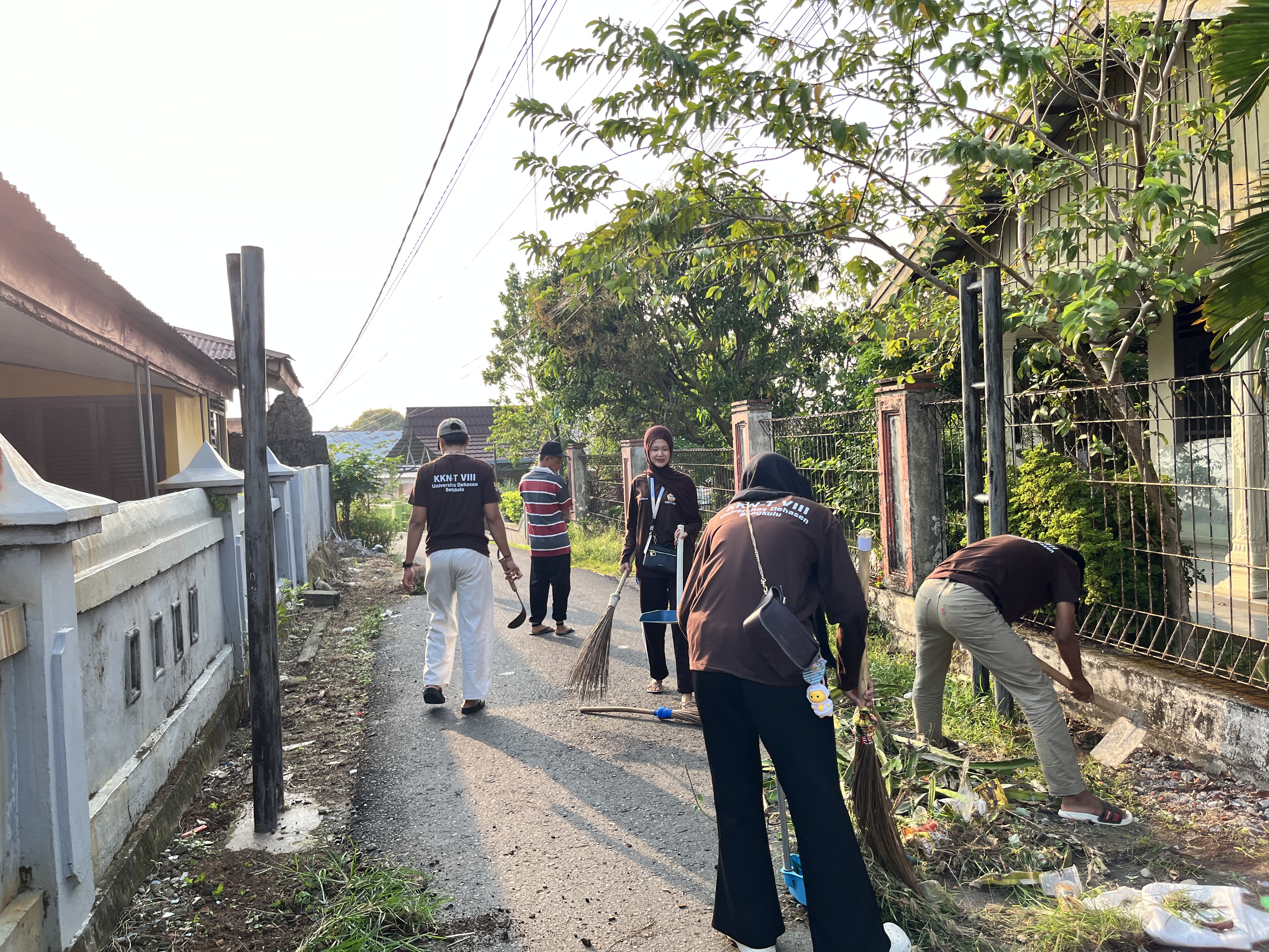 Gotong Royong Membersihkan Lingkungan RT 07 bersama KKN Kelompok 9