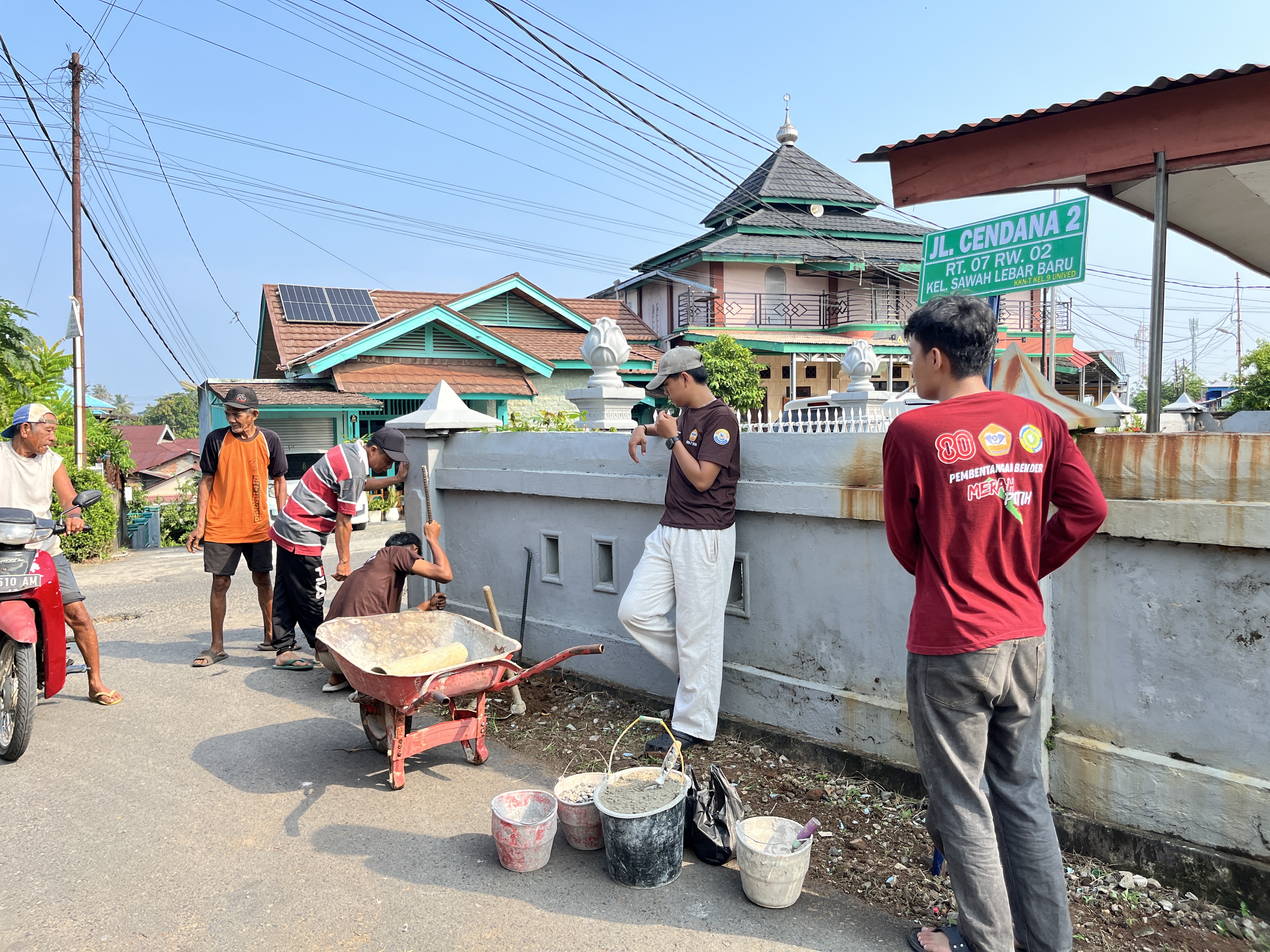 Proses Pemasangan Plang  oleh KKN Kelompok 9