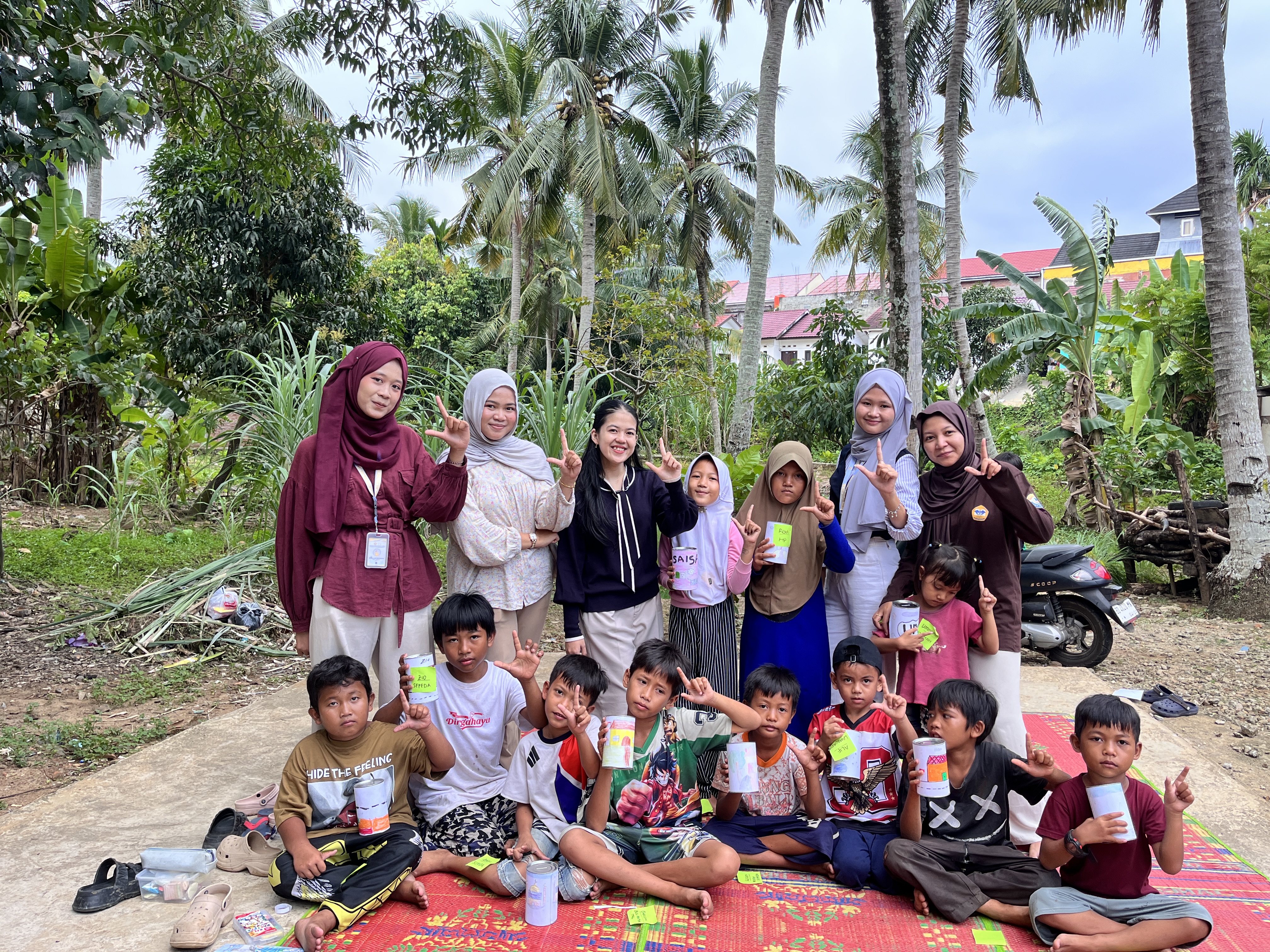 Foto Bersama Anak-Anak RT 07 Setelah Kegiatan Menggambar Bersama KKN Kelompok 9