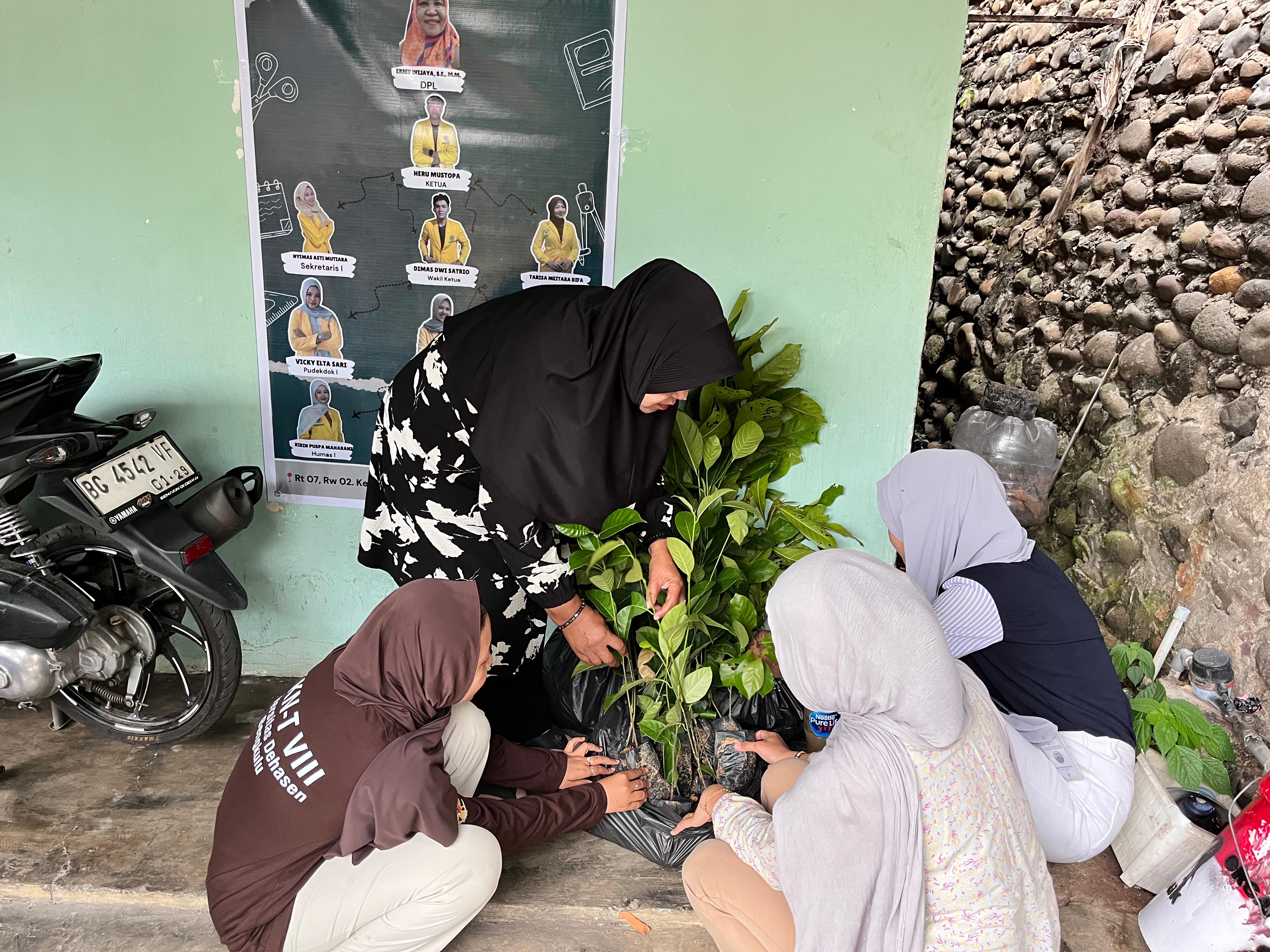 Pengecekan dan Perawatan Bibit Tanaman Bersama DPL KKN Kelompok 9